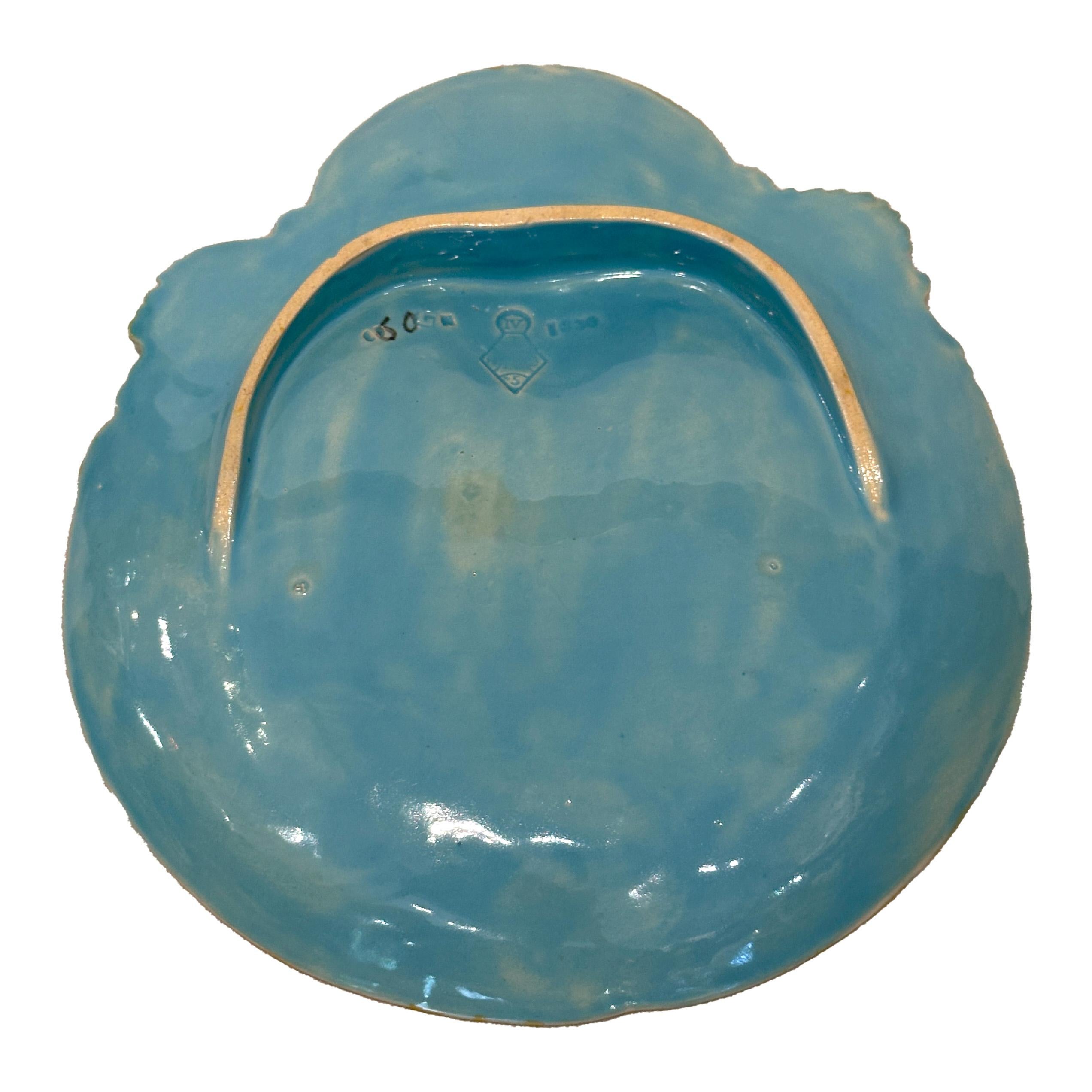 Assiette coquillage en majolique fraise de Minton, 19e siècle Bon état à Paris, FR