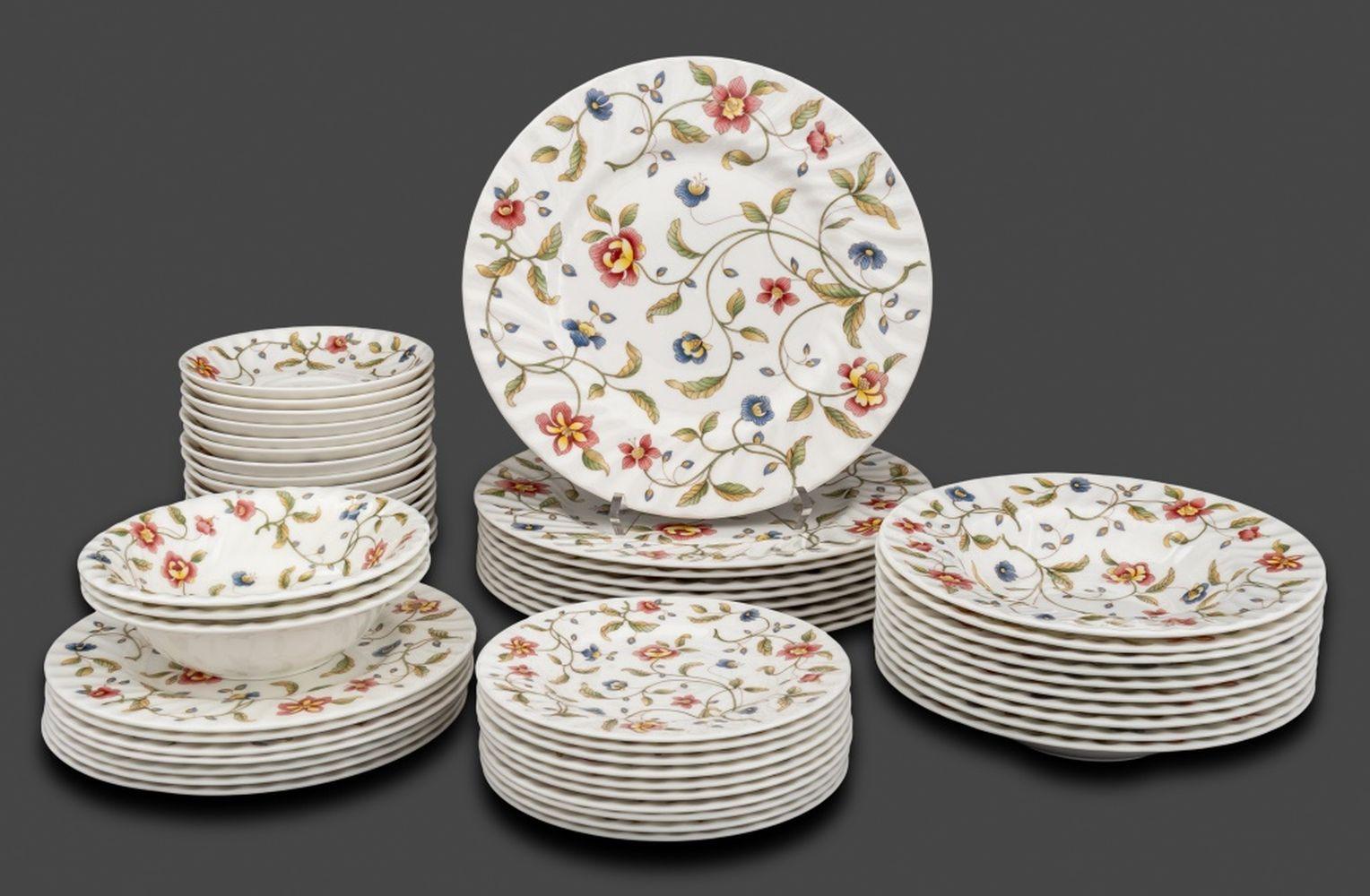 Moderne Service de table en porcelaine « Tapisserie » de Minton, 80 en vente