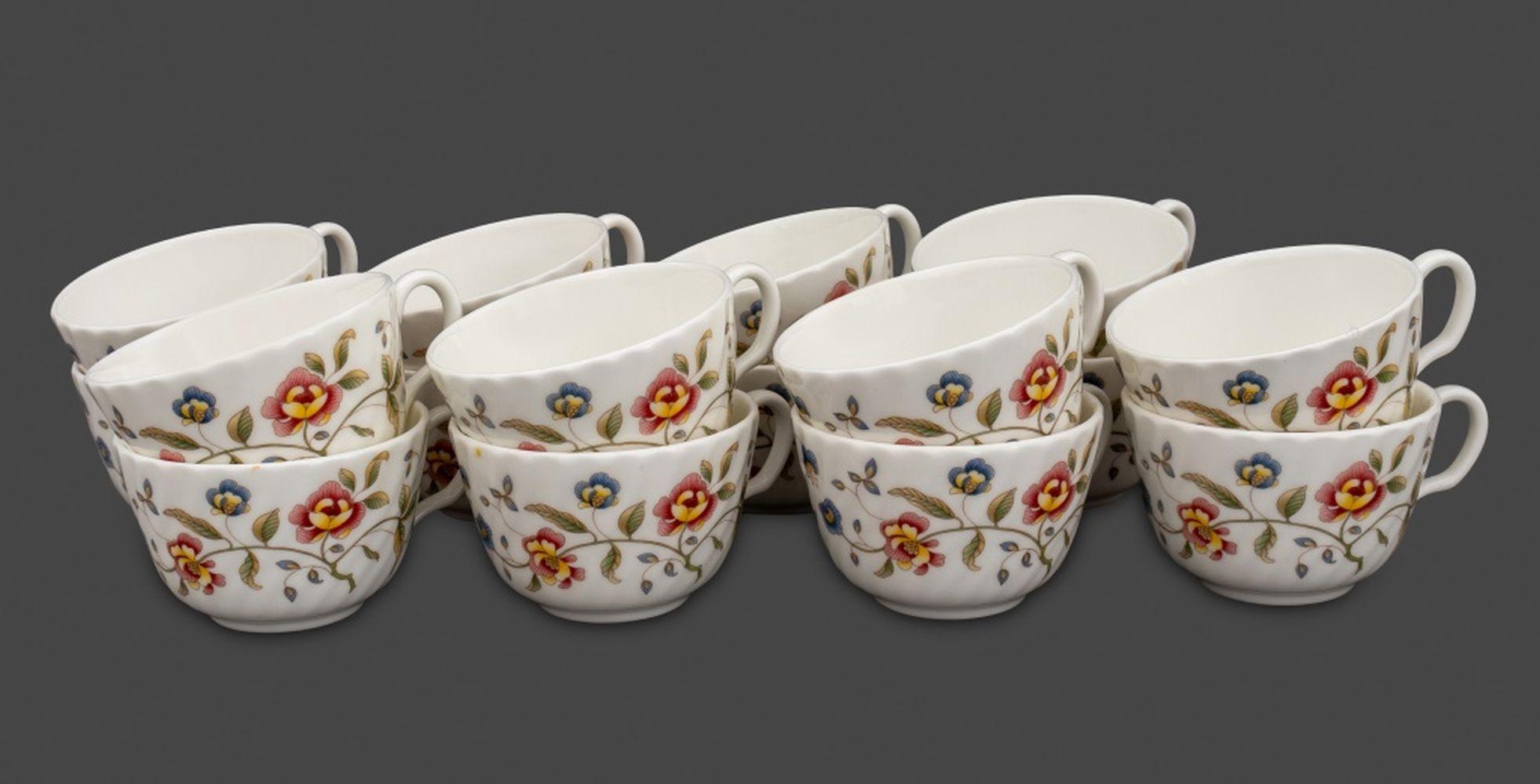 Service de table en porcelaine « Tapisserie » de Minton, 80 en vente 1