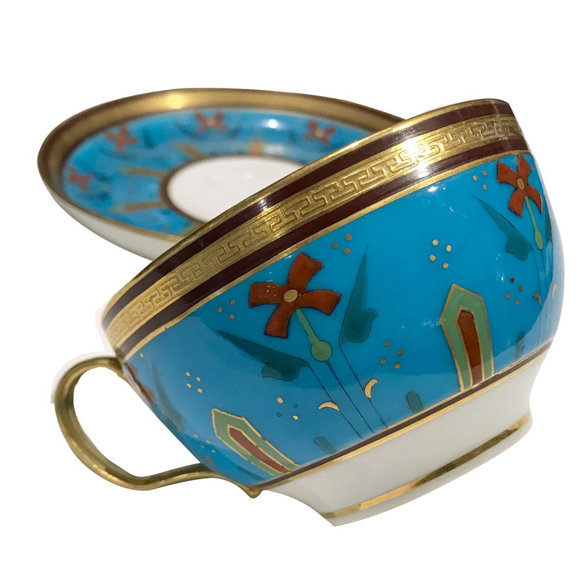 Wunderschöne ästhetische Bewegungsteetasse aus handbemaltem und handvergoldetem Porzellan von der englischen Manufaktur Minton. Blauer Hintergrund mit stilisierten roten Blumen, die die Cloisonné-Technik imitieren, die in der Japonisme-Ware sehr