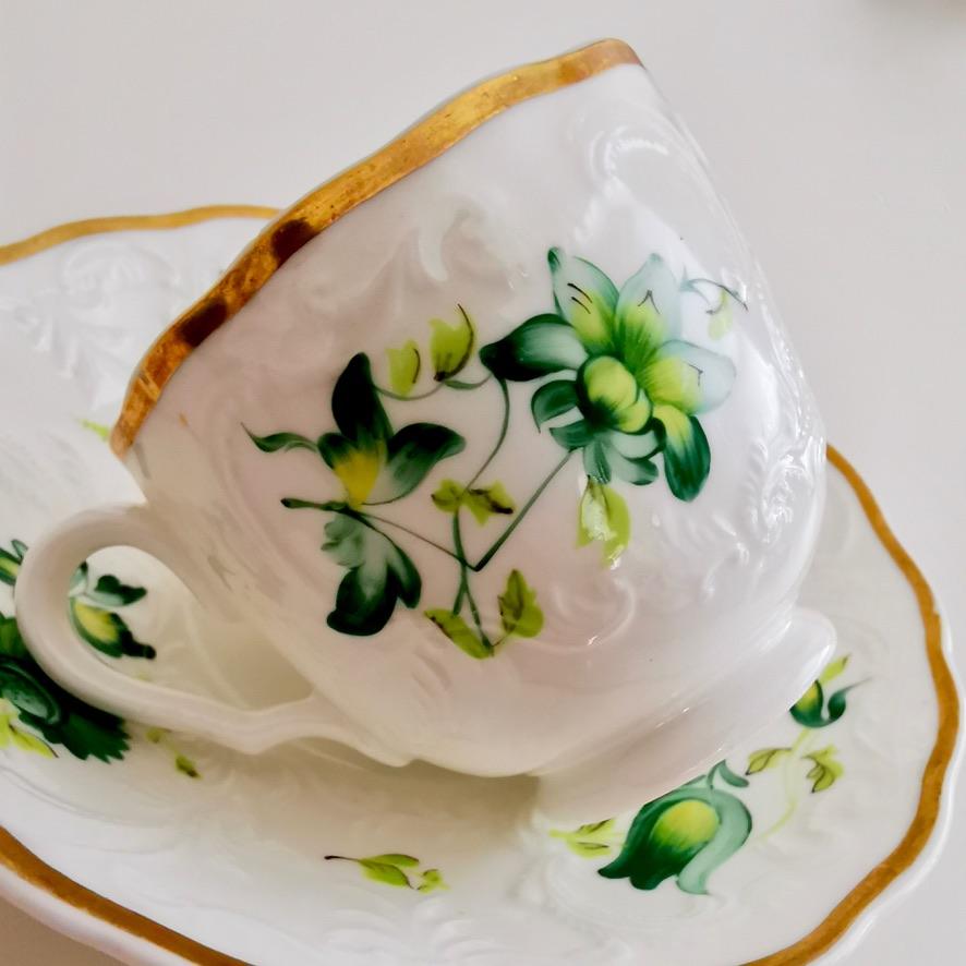 Trío de tazas de té Minton, baño en relieve, flores verdes Patt. 38/680, hacia 1830 en venta 2
