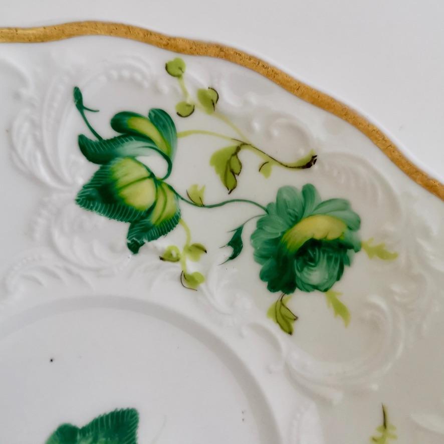 Trío de tazas de té Minton, baño en relieve, flores verdes Patt. 38/680, hacia 1830 en venta 3
