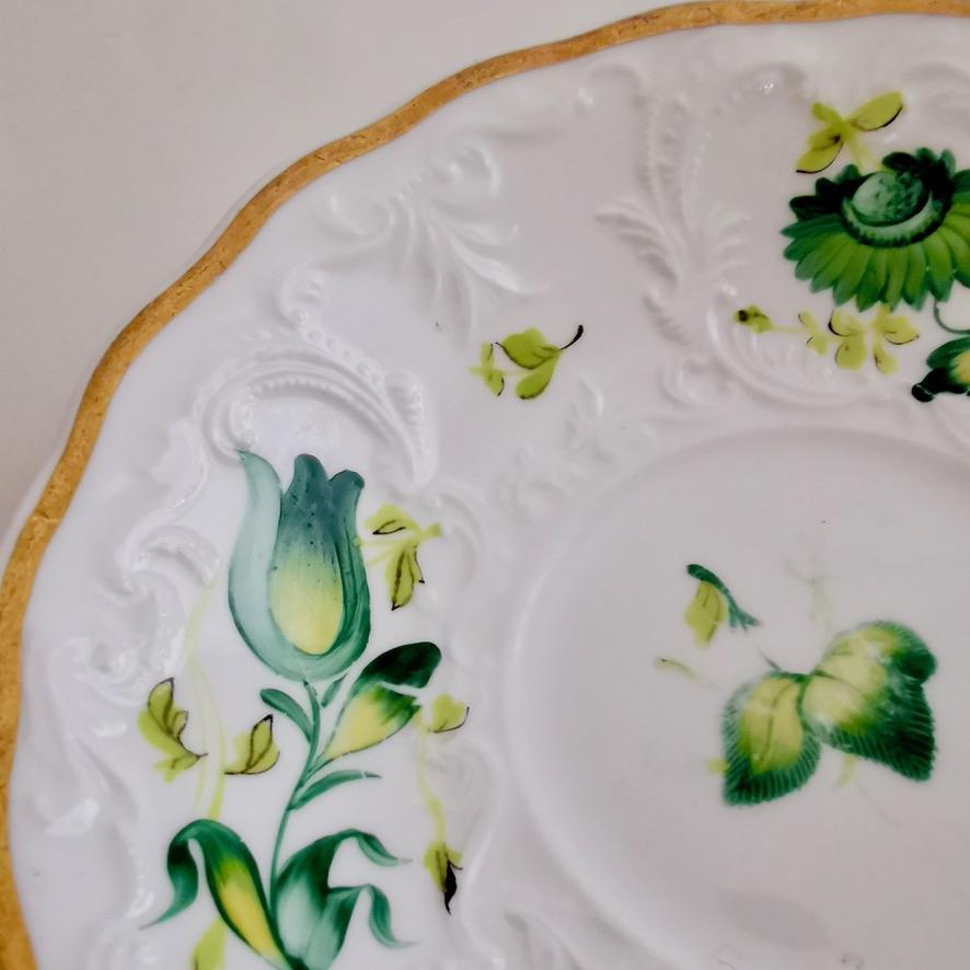 Trío de tazas de té Minton, baño en relieve, flores verdes Patt. 38/680, hacia 1830 en venta 5