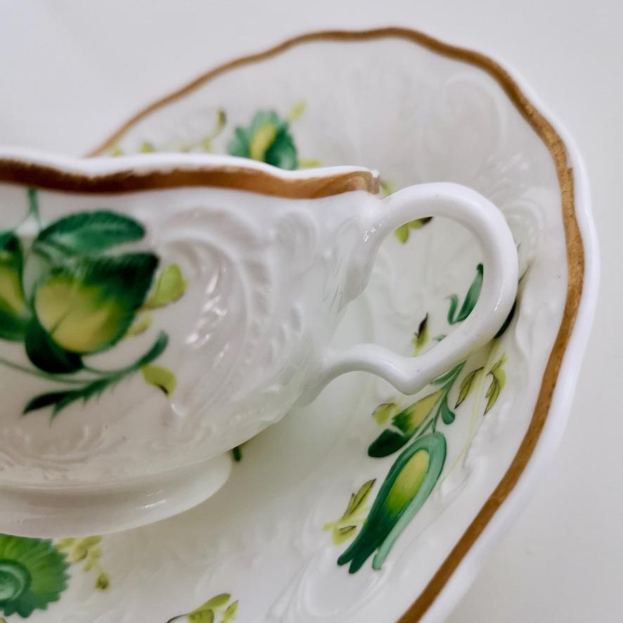 Trío de tazas de té Minton, baño en relieve, flores verdes Patt. 38/680, hacia 1830 en venta 6