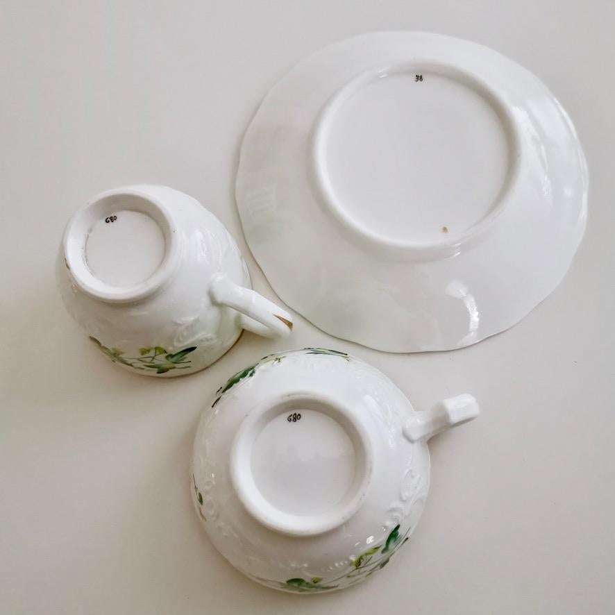 Trío de tazas de té Minton, baño en relieve, flores verdes Patt. 38/680, hacia 1830 en venta 7