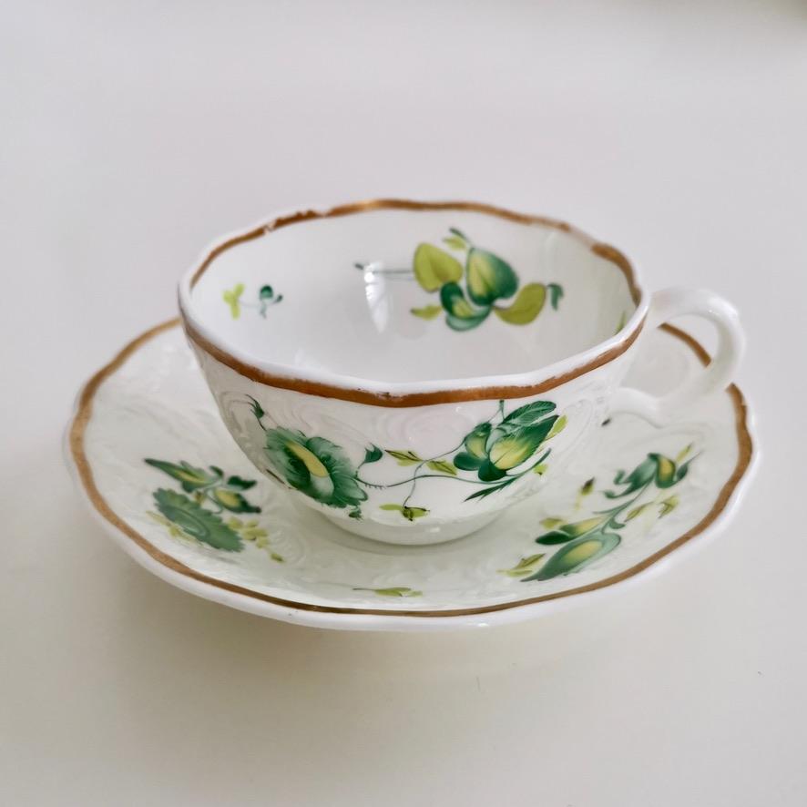 Trío de tazas de té Minton, baño en relieve, flores verdes Patt. 38/680, hacia 1830 Renacimiento rococó en venta