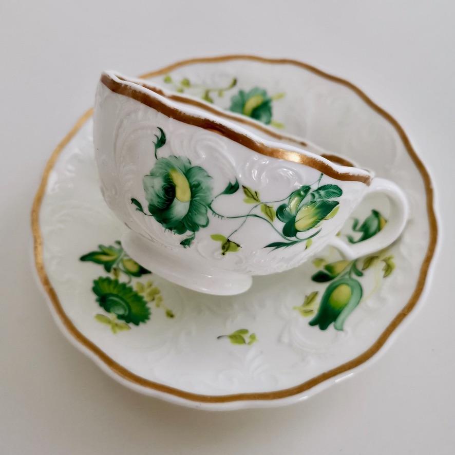 Trío de tazas de té Minton, baño en relieve, flores verdes Patt. 38/680, hacia 1830 Pintado a mano en venta