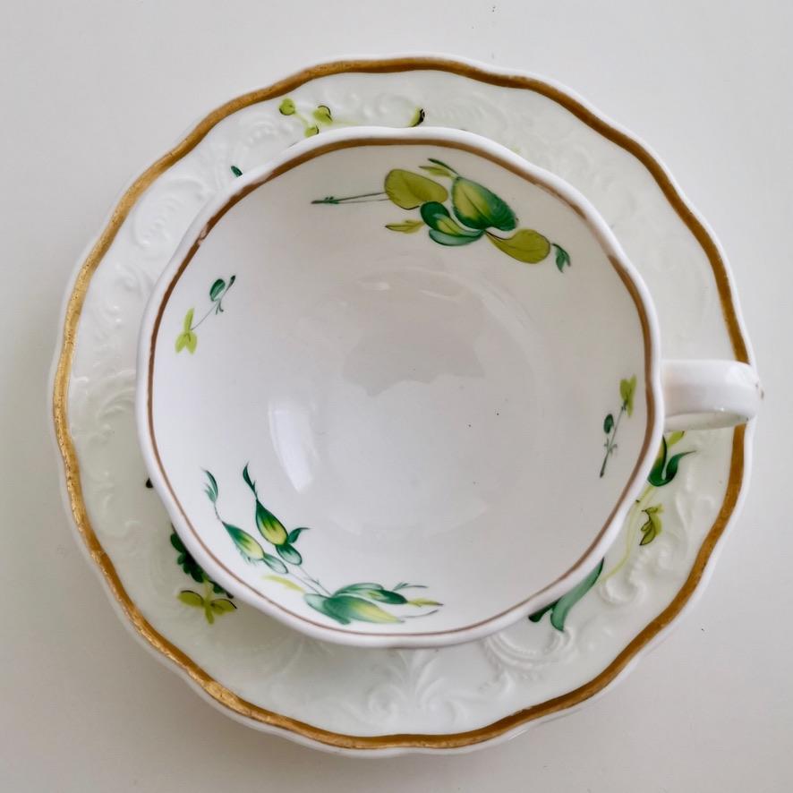 Trío de tazas de té Minton, baño en relieve, flores verdes Patt. 38/680, hacia 1830 Porcelana en venta
