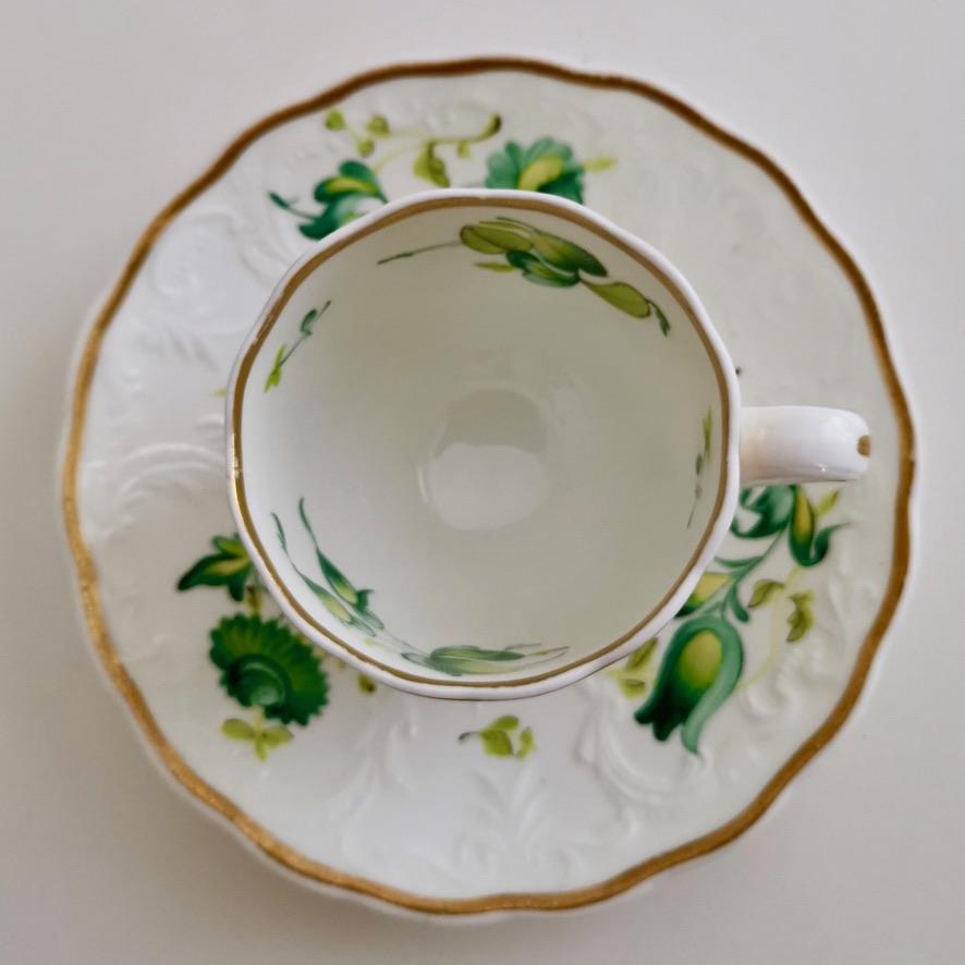 Trío de tazas de té Minton, baño en relieve, flores verdes Patt. 38/680, hacia 1830 en venta 1