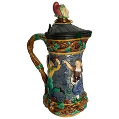 Jarra torreada Minton con tapa de peltre y bailarinas medievales, inglesa, código de fecha 1876.