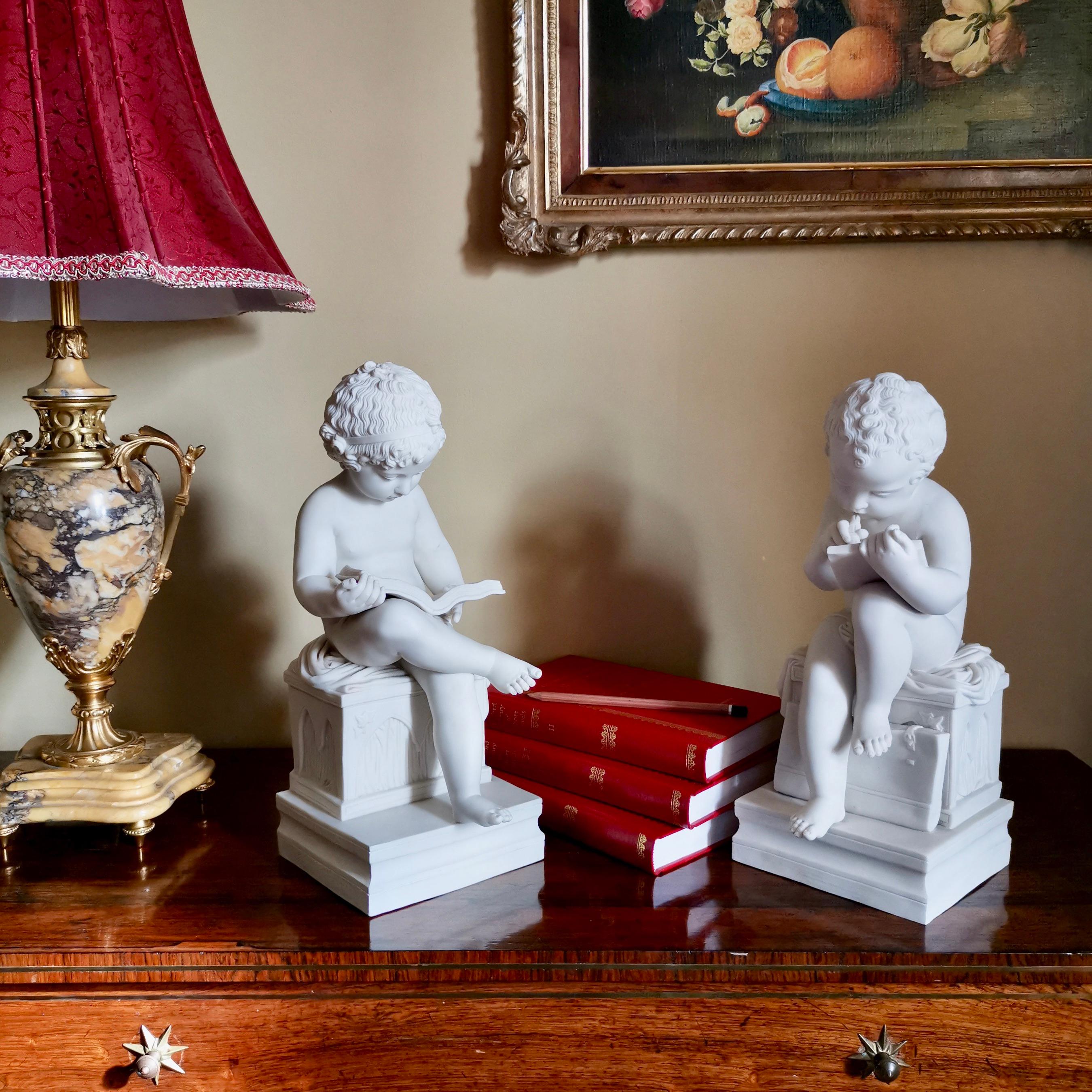 Nous vous proposons une superbe paire de figurines en parian blanc, probablement anglaises et fabriquées dans le Staffordshire à la fin du XIXe siècle. Les figures sont inspirées d'une paire de modèles en bronze créés par Charles-Gabriel Sauvage,