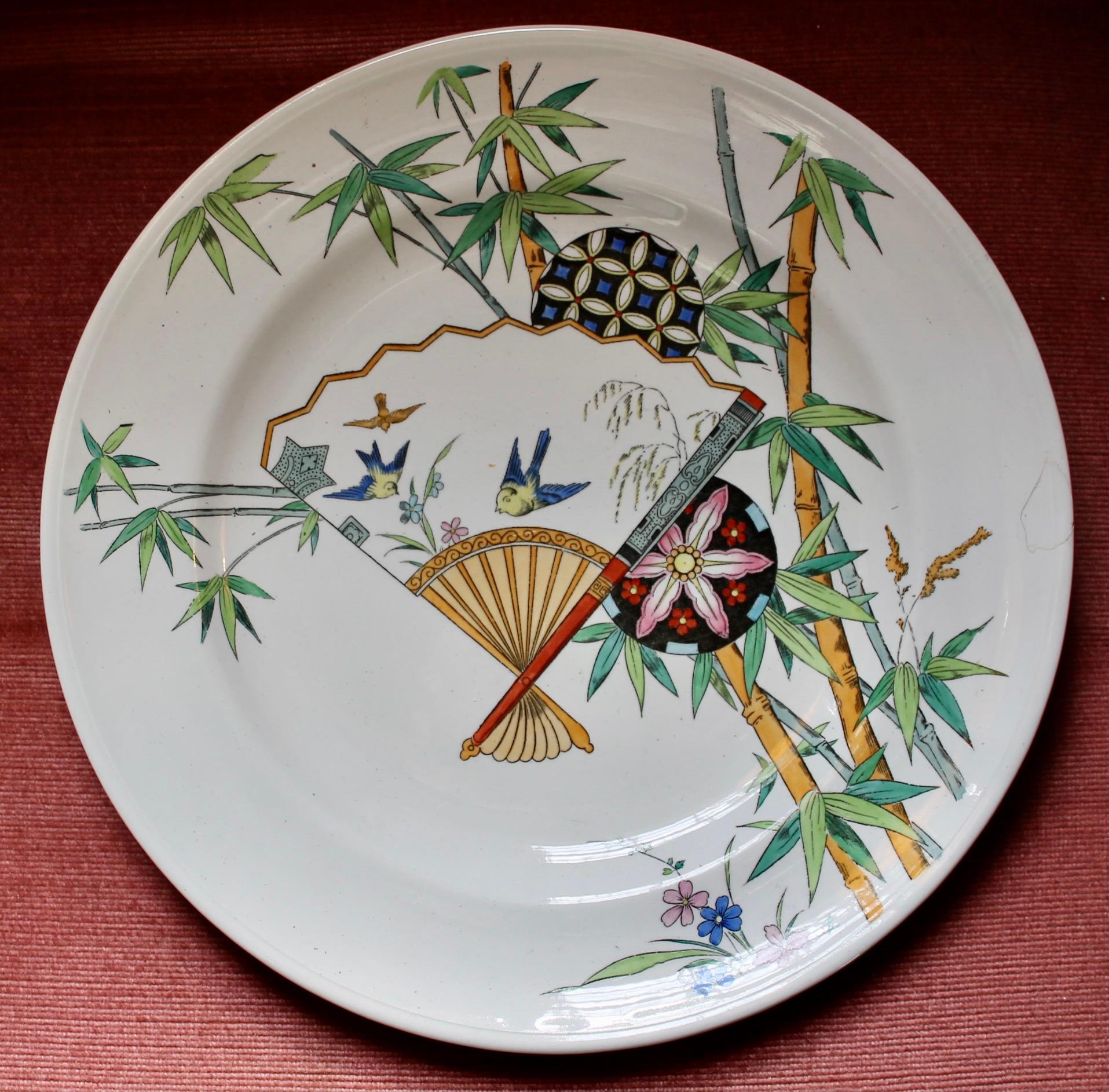Uno dei pezzi di Japonisme più colorati e riusciti del periodo.  Completamente firmato Minton's. È presente nella collezione di molti musei, tra cui il Metropolitan di New York.