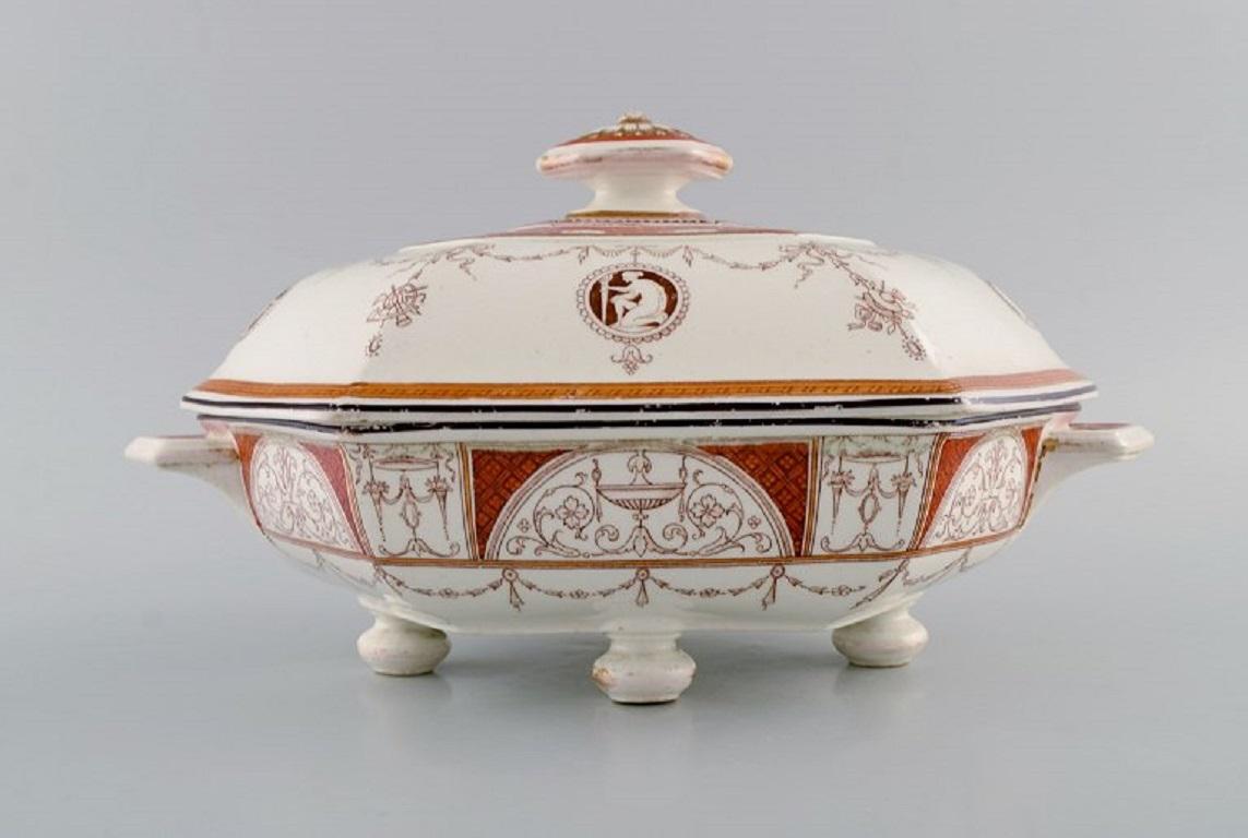 Mintons, England. Antique Holland lidded tureen and plate in hand-painted porcelain. Classicist decoration and gold edge. Late 19th century.
Lidded tureen measures: 30 x 19 x 16 cm.
Plate diameter 25.5 cm.
In excellent condition with light