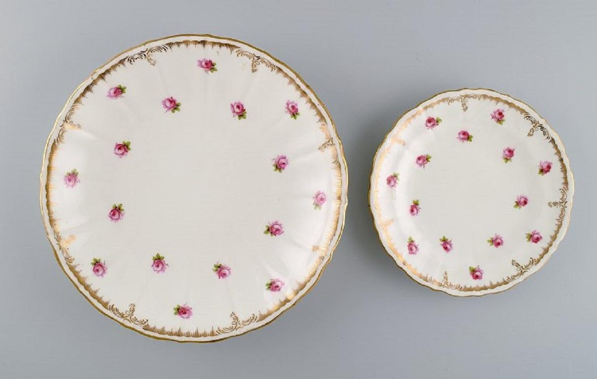 Mintons, England. Dish, bowl and four plates in hand-painted porcelain. 
Pink roses and gold decoration. 1920s / 30s.
Measures: Dish diameter: 23 cm.
Bowl measures: 14.5 x 8 cm.
Plate diameter: 16.5 cm.
In excellent condition.
Stamped.