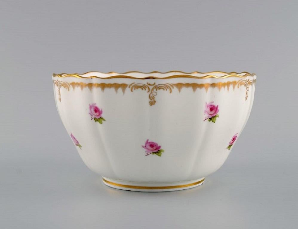 Mintons, England, Dish, Bowl and Four Plates in Hand-Painted Porcelain In Excellent Condition For Sale In Copenhagen, DK