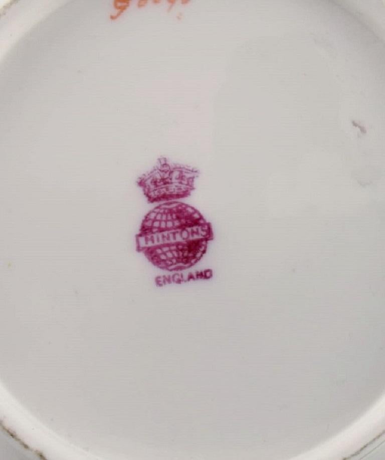 Mintons, England, Schale, Schale und vier Teller aus handbemaltem Porzellan (Frühes 20. Jahrhundert) im Angebot