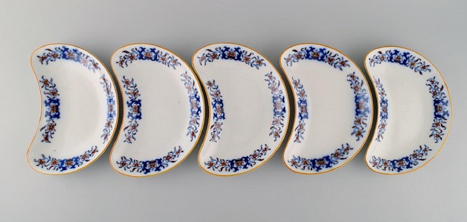 Mintons, England. Five antique bowls in hand-painted faience. Chinese style, early 20th century.
Measures: 21 x 13 cm.
In excellent condition.
Stamped.