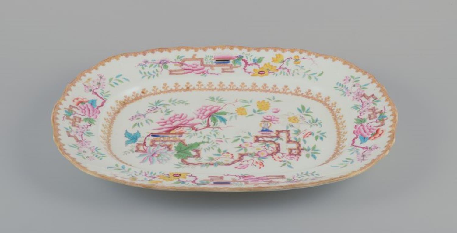 Mintons, England.
Large antique serving platter in faience. Chinese style.
Decorated with flowers.
Late 19th century.
Marked.
In good condition, natural crazing, and a small insignificant chip on the edge. See photo.
Dimensions: B 43.0 cm x D 34.5