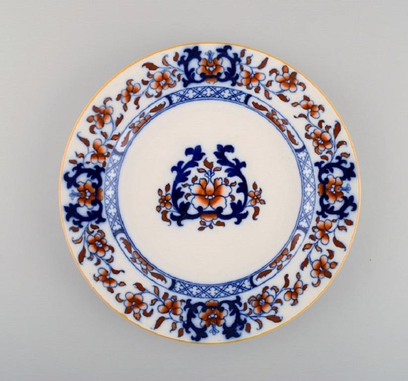 Mintons, England. Nine antique dinner plates in hand-painted faience. 
Chinese style, early 20th century.
Diameter: 25.5 cm.
In excellent condition.
Stamped.