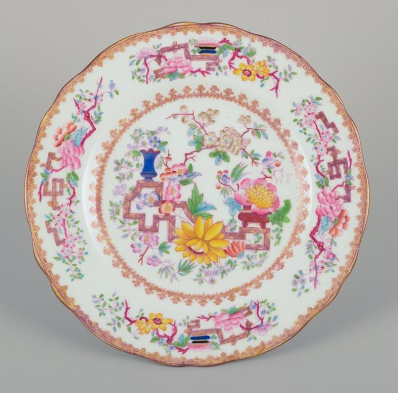 Mintons, Inghilterra.
Set di sei piatti da pranzo in maiolica. Stile cinese.
Decorato con fiori.
Fine del XIX secolo.
Contrassegnato.
In ottime condizioni, con incrinature naturali.
Dimensioni: D 20,5 cm.
