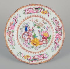 Minton, Angleterre. Ensemble de six assiettes à déjeuner en faïence. Style chinois.