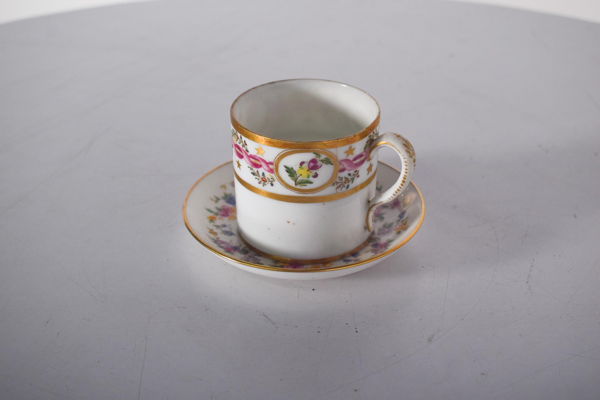 Taza y platillo de porcelana inglesa Mintons Victoriano en venta