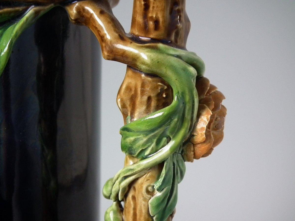 Vase aus Mintons Majolika mit Blättern, Blumen und einem Henkel aus Zweigen (diese Vase ist auch mit Granatäpfeln erhältlich). Kobaltblaue Grundversion. Färbung: Grün, braun, ockerfarben, sind vorherrschend. Das Stück trägt Herstellermarken für die