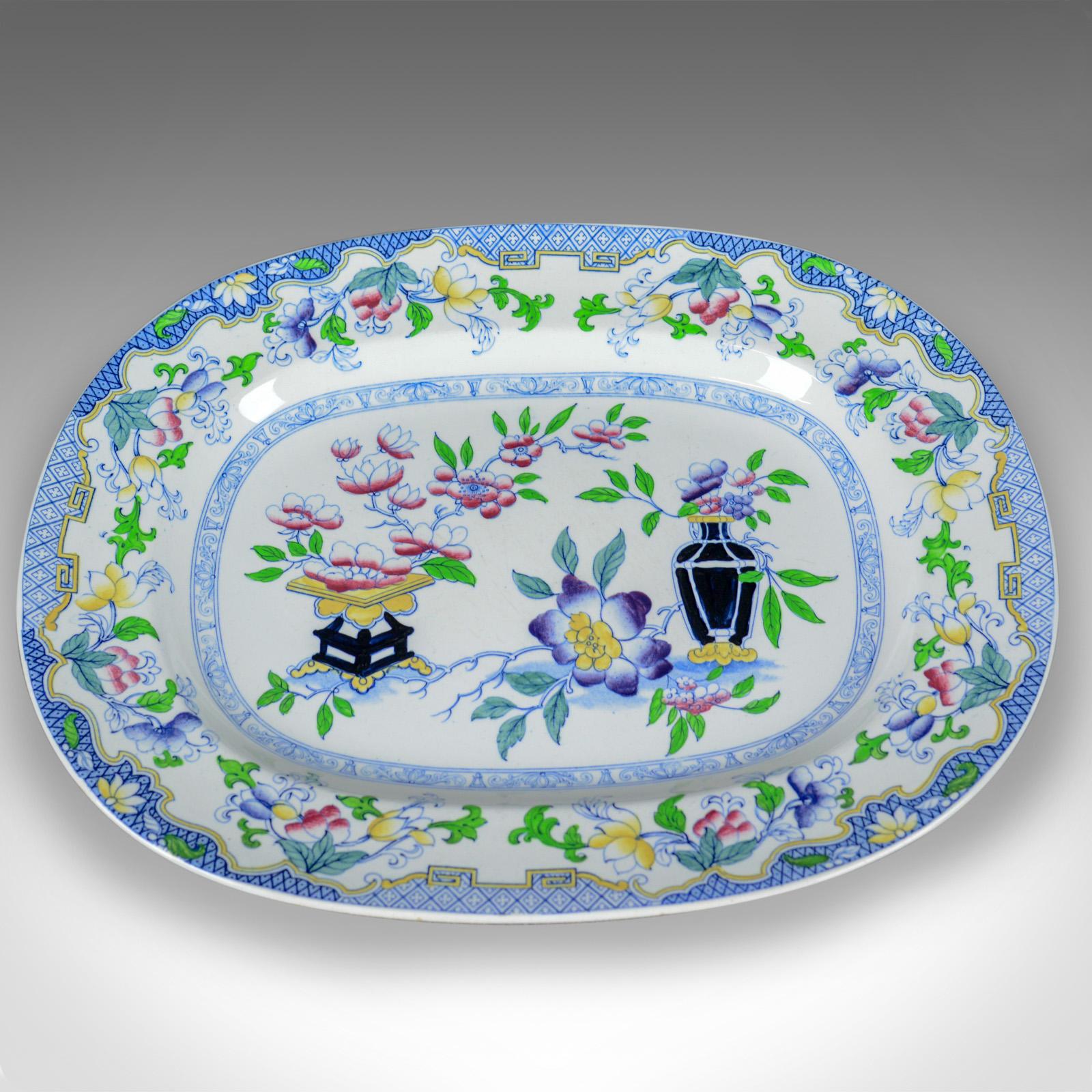 This is a pair of Mintons ovular serving plates, English, early 20th century ceramic dishes.

An attractive pair of serving plates
Mintons marks to the base
in good condition throughout
Painted with a floral scene with vases
Predominantly blue