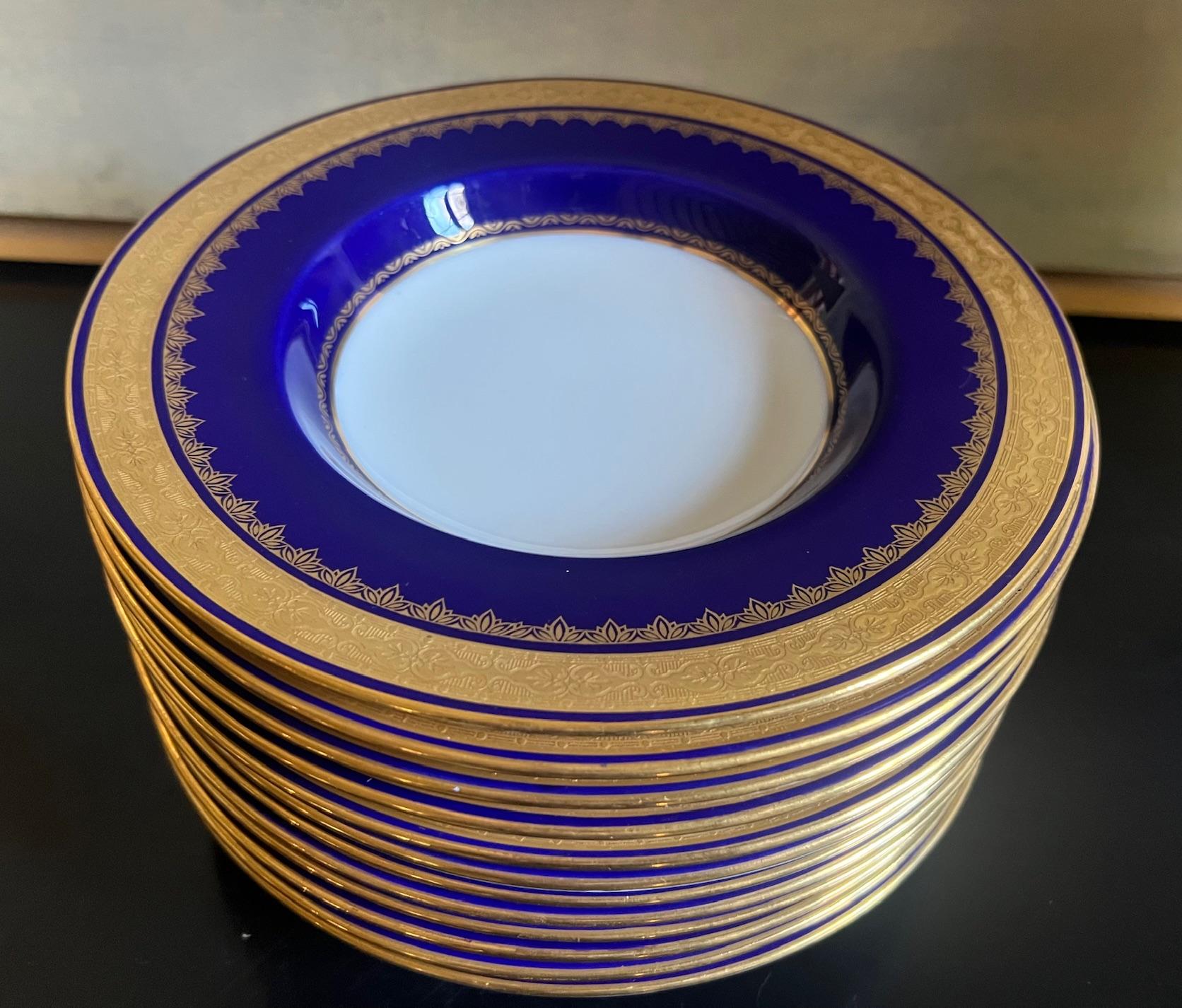 Juego de doce cuencos soperos Mintons fabricados para Tiffany & Co Nueva York, c. 1900. Cada cuenco fabricado en Inglaterra tiene un diseño incrustado de oro de 22 quilates alrededor del borde que rodea un anillo de azul cobalto. 

Cada cuenco mide