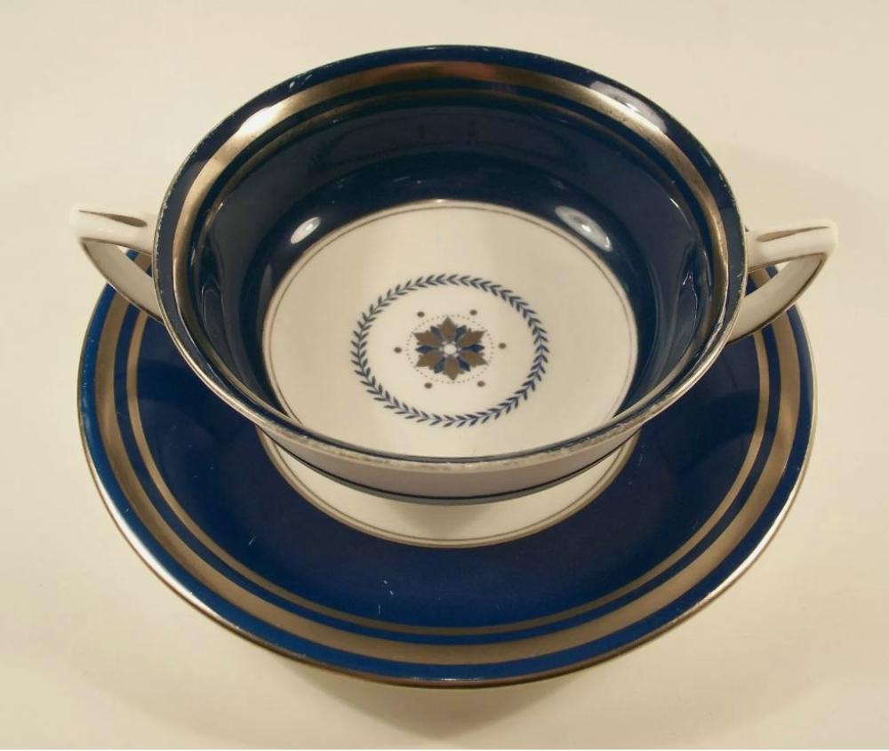 Minton - modello Washington - ciotola e piattino in porcellana con due manici decorati in blu cobalto e argento dorato - timbro posteriore sulla base di ogni pezzo - Inghilterra - anni '50 circa.

Buone condizioni d'epoca - nessuna perdita - nessun