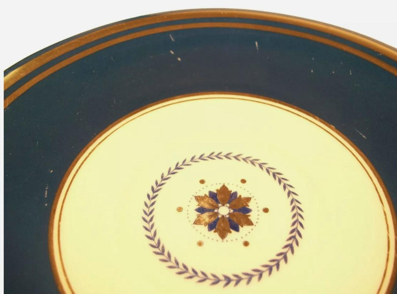 Minton - Modello Washington - Zuppiera e piattino in porcellana vintage - C.I.C. 1950 In condizioni buone in vendita a Chatham, ON