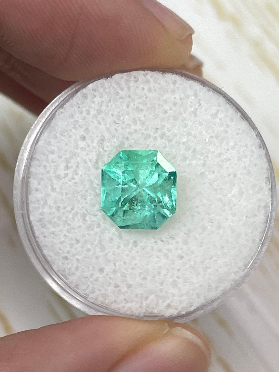 A. Stone: Smeraldo
Peso: 2,57 carati
Forma: Taglio Asscher
Chiarezza: Trasparente
Lucentezza: Molto buono
Colore: Verde menta medio-chiaro
Misure: 8,65 mm x 8,29 mm x 6,69 mm
Origine geografica: Colombia
Trattamento: Naturale, oliatura

Commenti: A