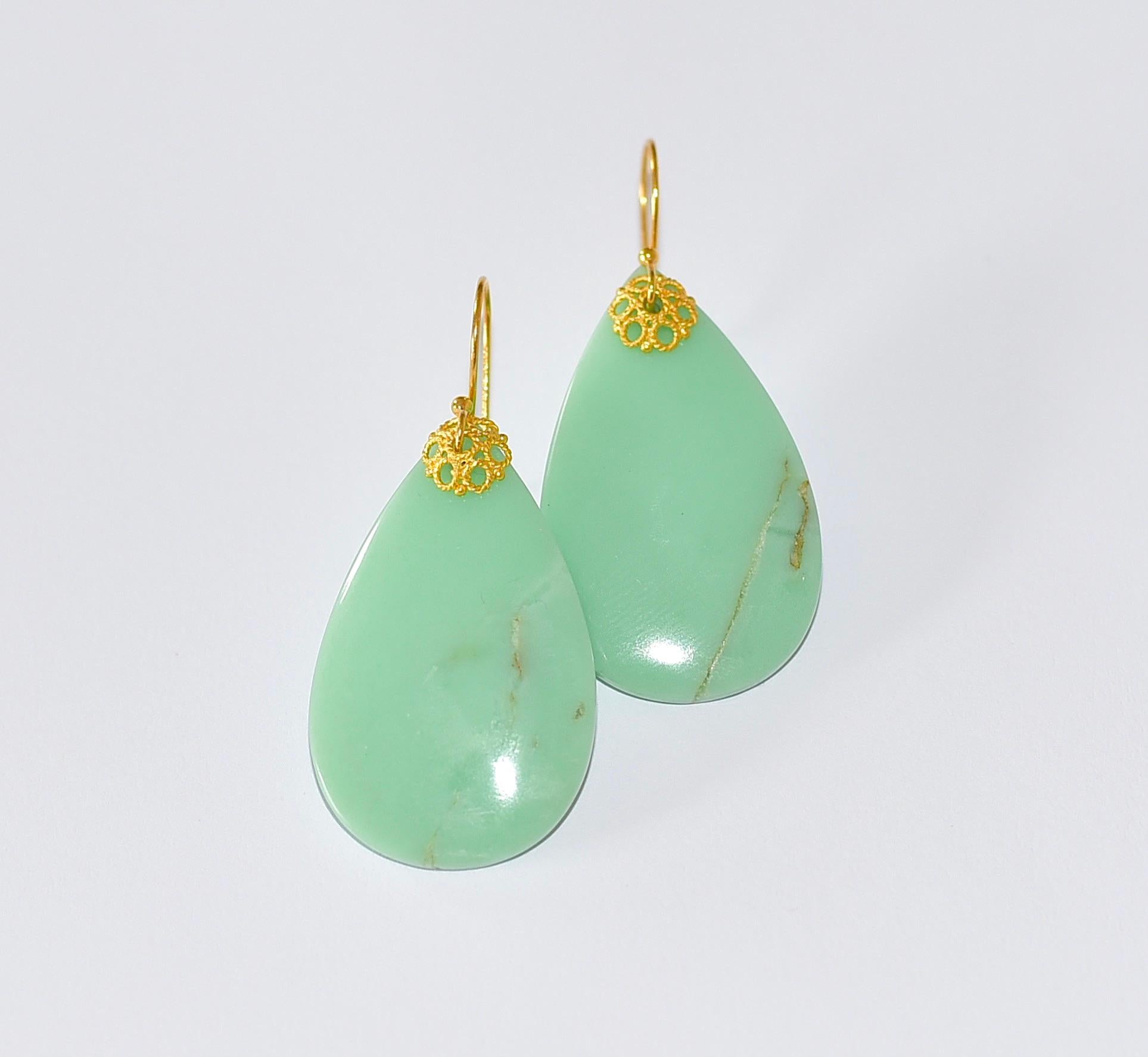 Minty Chrysoprase Earrings in 18K Solid Yellow Gold In New Condition For Sale In Astoria, NY