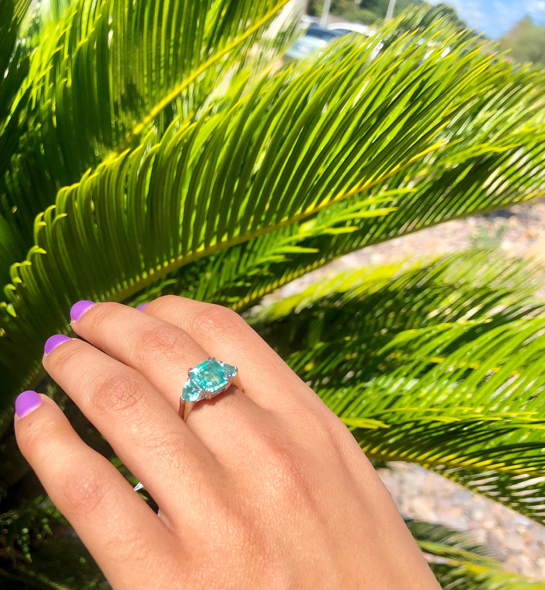 Minty Emerald Three-Stone Ring In New Condition In Dallas, TX