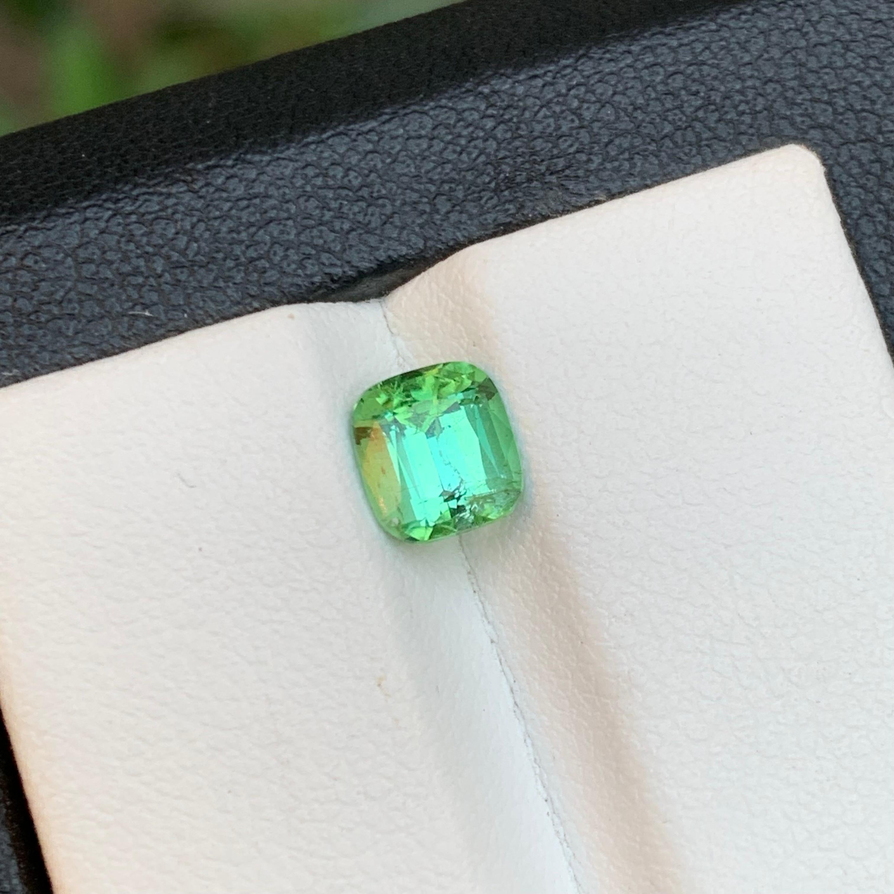 Taille coussin Bague en tourmaline naturelle vert menthe taille coussin de 1,35 carat en vente