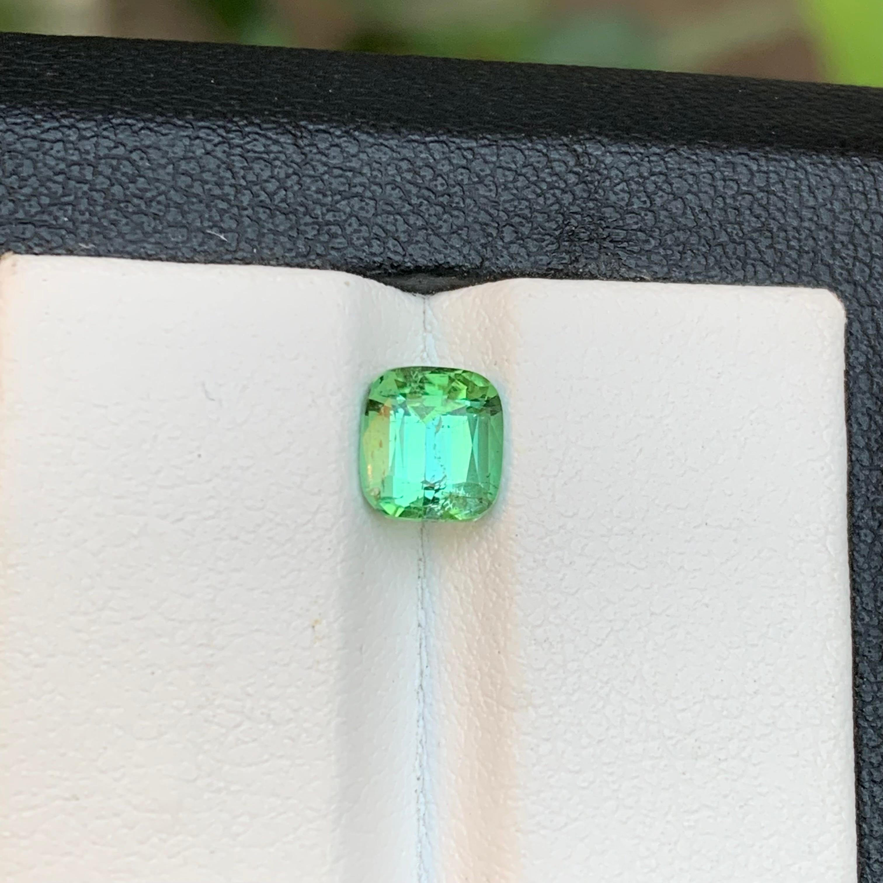 Bague en tourmaline naturelle vert menthe taille coussin de 1,35 carat Unisexe en vente