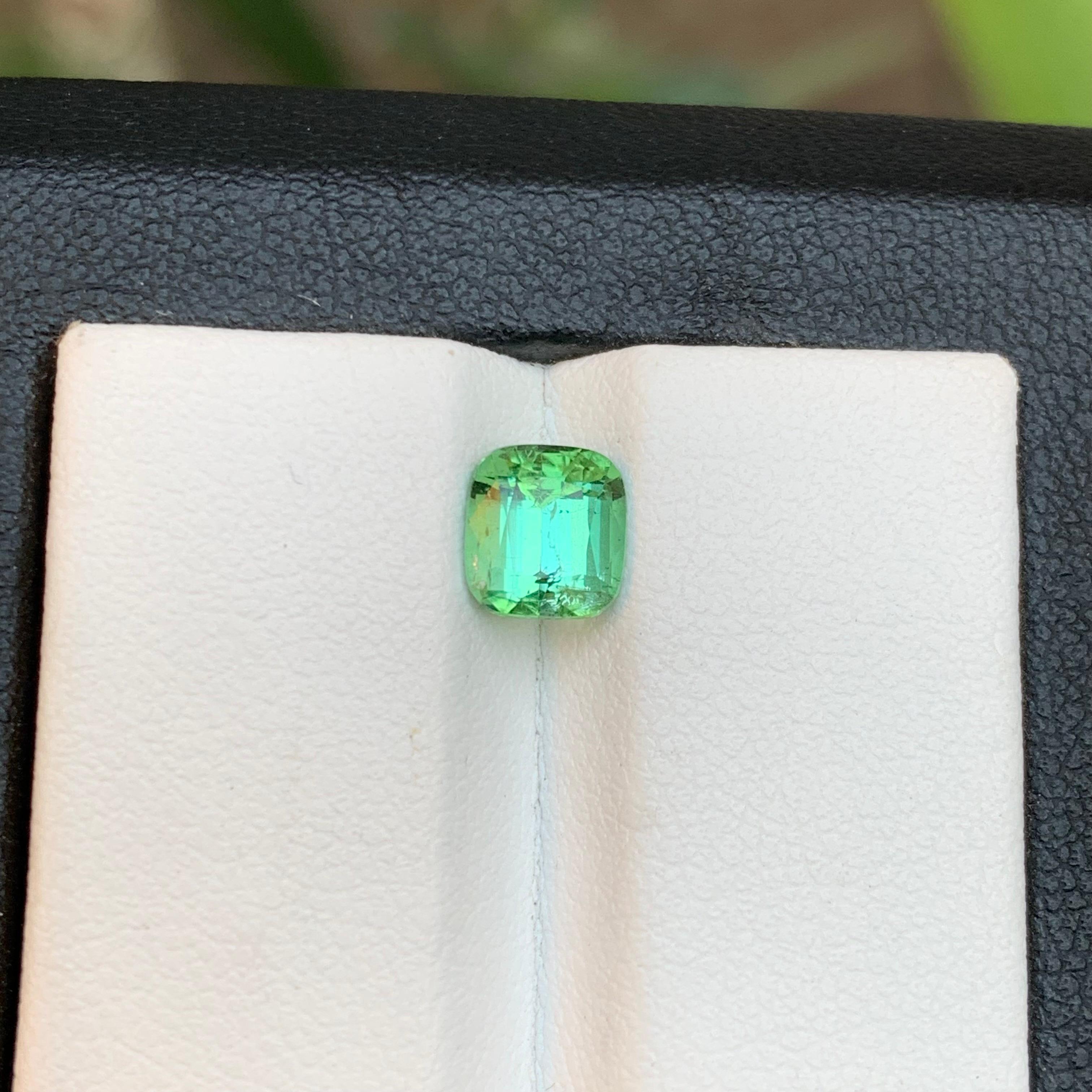 Bague en tourmaline naturelle vert menthe taille coussin de 1,35 carat en vente 1