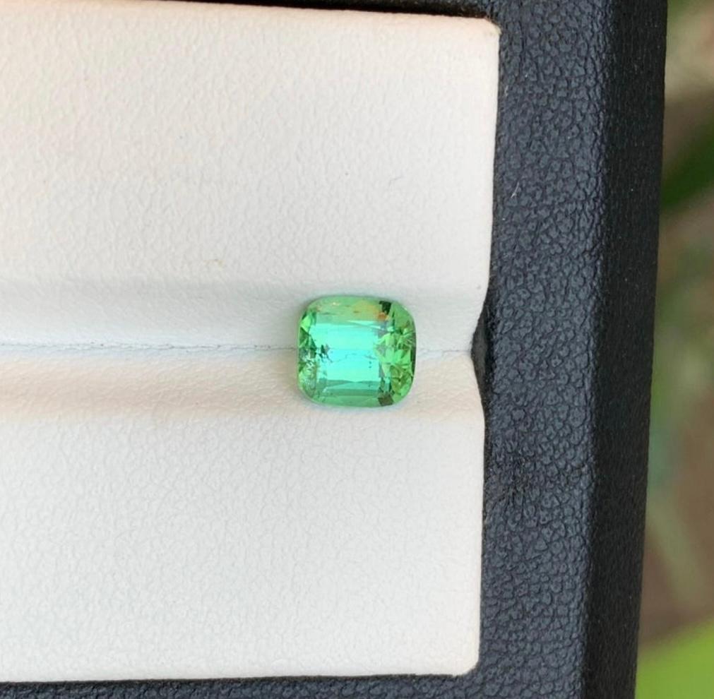 Bague en tourmaline naturelle vert menthe taille coussin de 1,35 carat en vente 2
