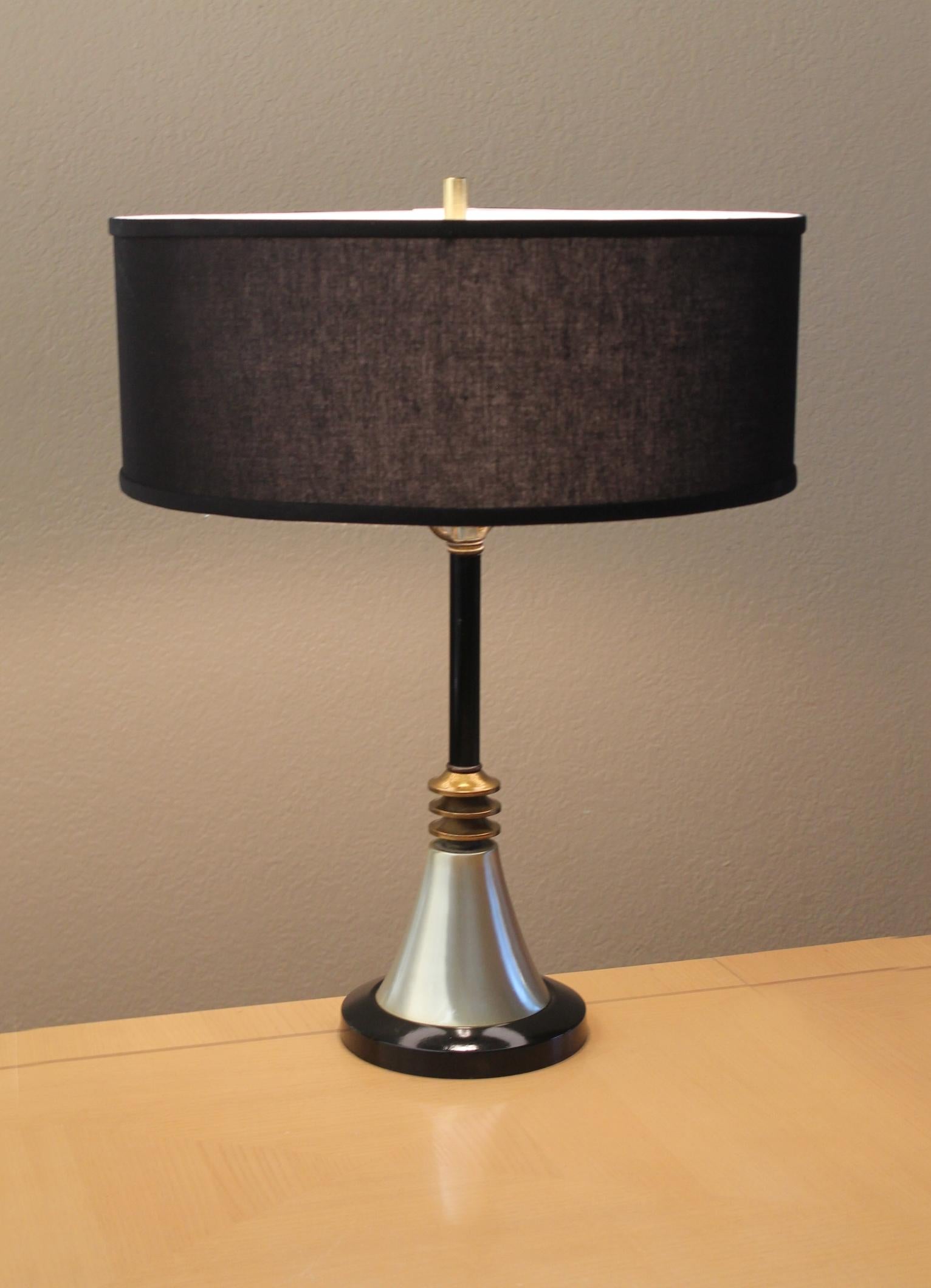 ¡Estupendo!
 
Moderno de mediados de siglo
¡Lámpara de mesa! 

Aluminio y latón
¡Increíble latón cepillado!

¡Muy buen estado!

¡Esta limpia lámpara de sobremesa Mid-Modern es puro arte!  Parece algo que podría encontrarse en el laboratorio de