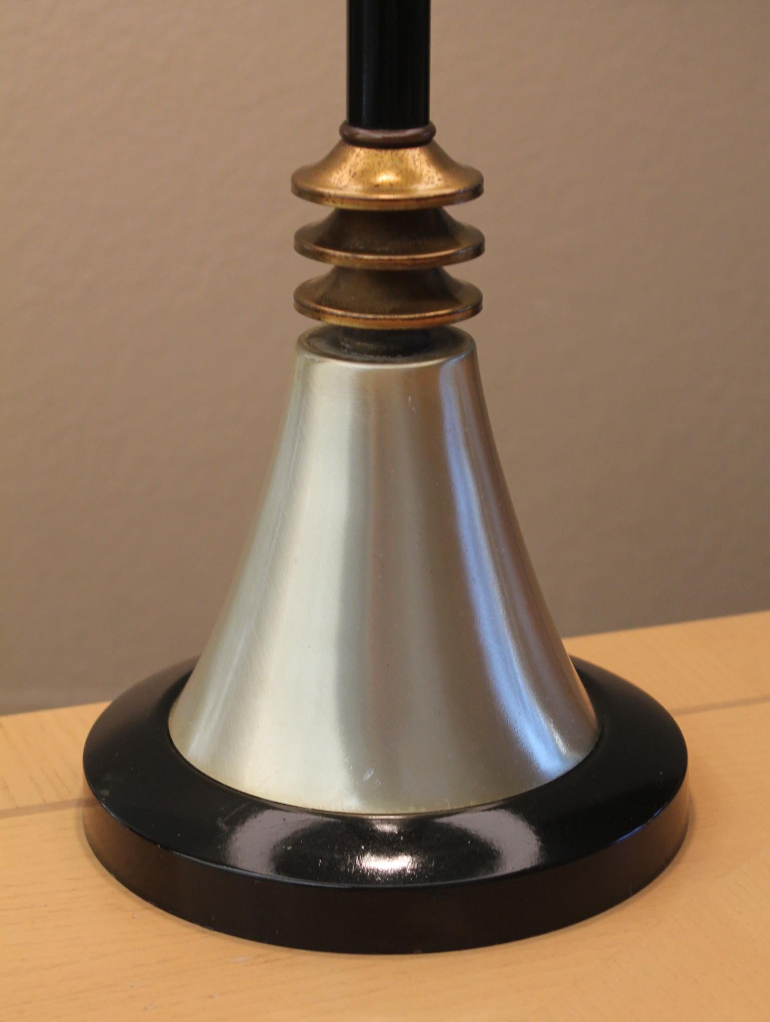 ¡Menta! ¡Lámpara de Sobremesa Moderna de Mediano Siglo de Aluminio y Latón de la Space Age! Atómica años 50 Estadounidense en venta