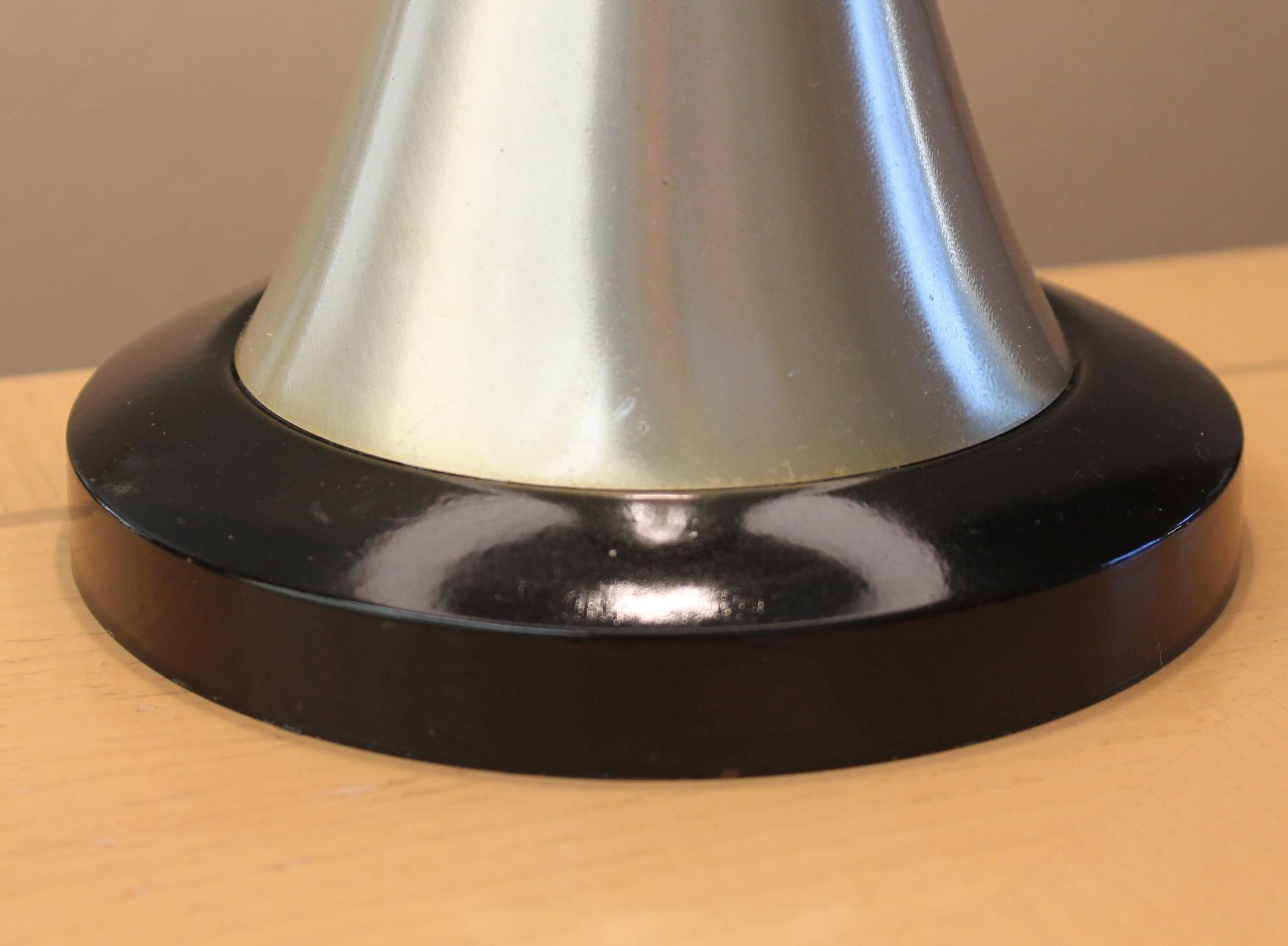 ¡Menta! ¡Lámpara de Sobremesa Moderna de Mediano Siglo de Aluminio y Latón de la Space Age! Atómica años 50 en Bueno estado para la venta en Peoria, AZ