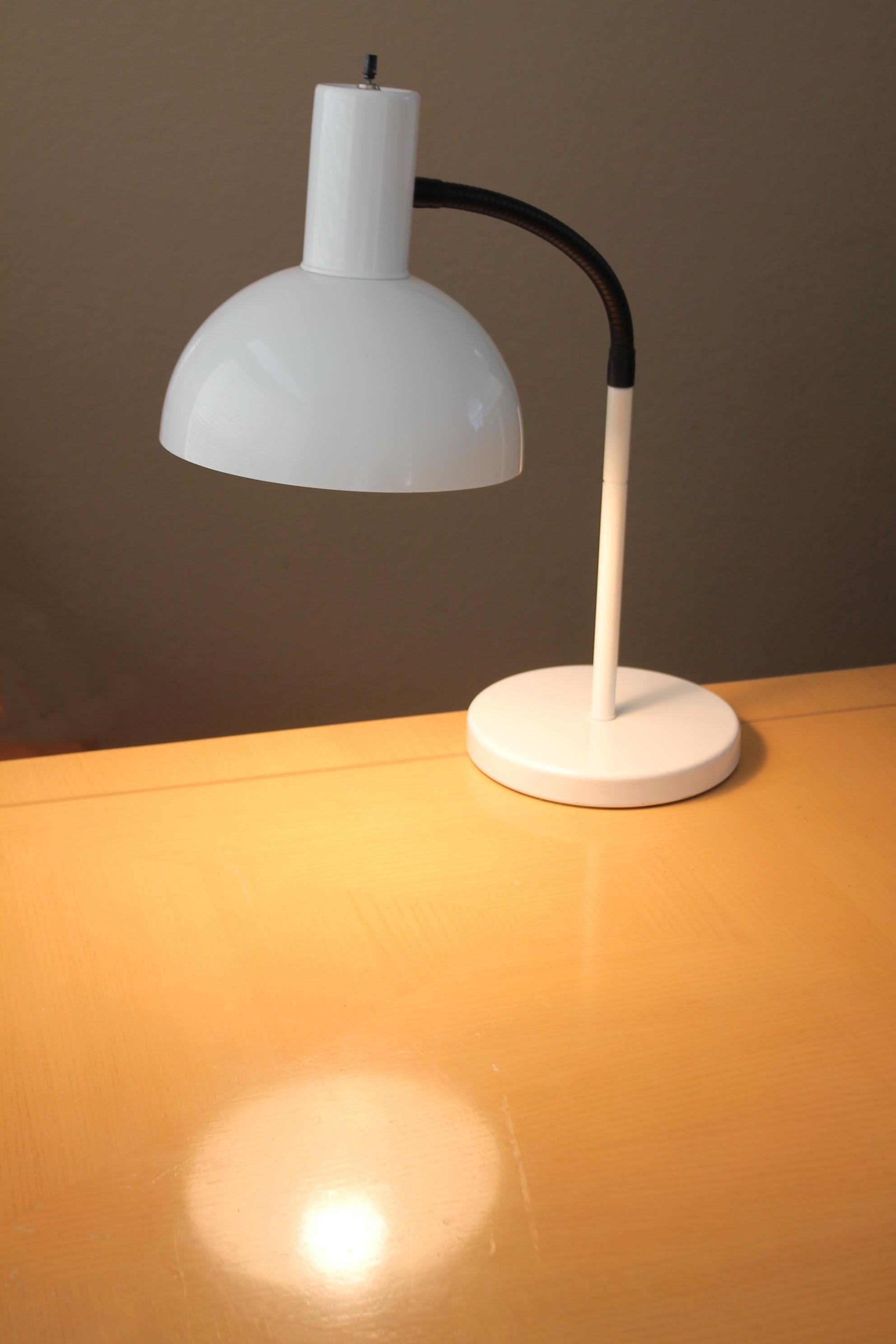 Minze!


Atemberaubend Weiß & Schwarz
Sonneman-Gelenk
Schreibtisch/Tischlampe

CIRCA 1970

Dies ist ein großartiges Exemplar der ikonischen, beweglichen Schreibtischlampe von Sonneman!  Der große, überdimensionale Schirm passt perfekt zu Fuß und