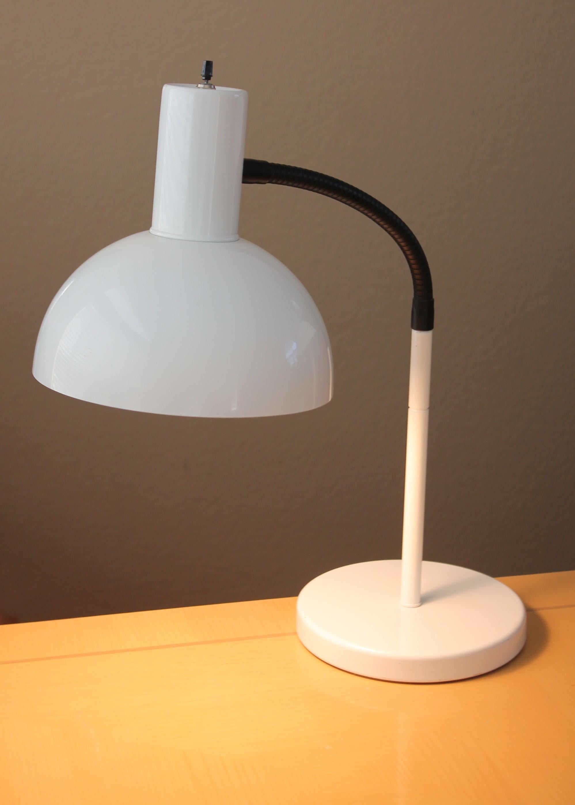 Minze! Weiße Sonneman-Schreibtischlampe mit beweglichem Schwanenhals, weiß, 1970, seltene Beleuchtung (Moderne der Mitte des Jahrhunderts) im Angebot