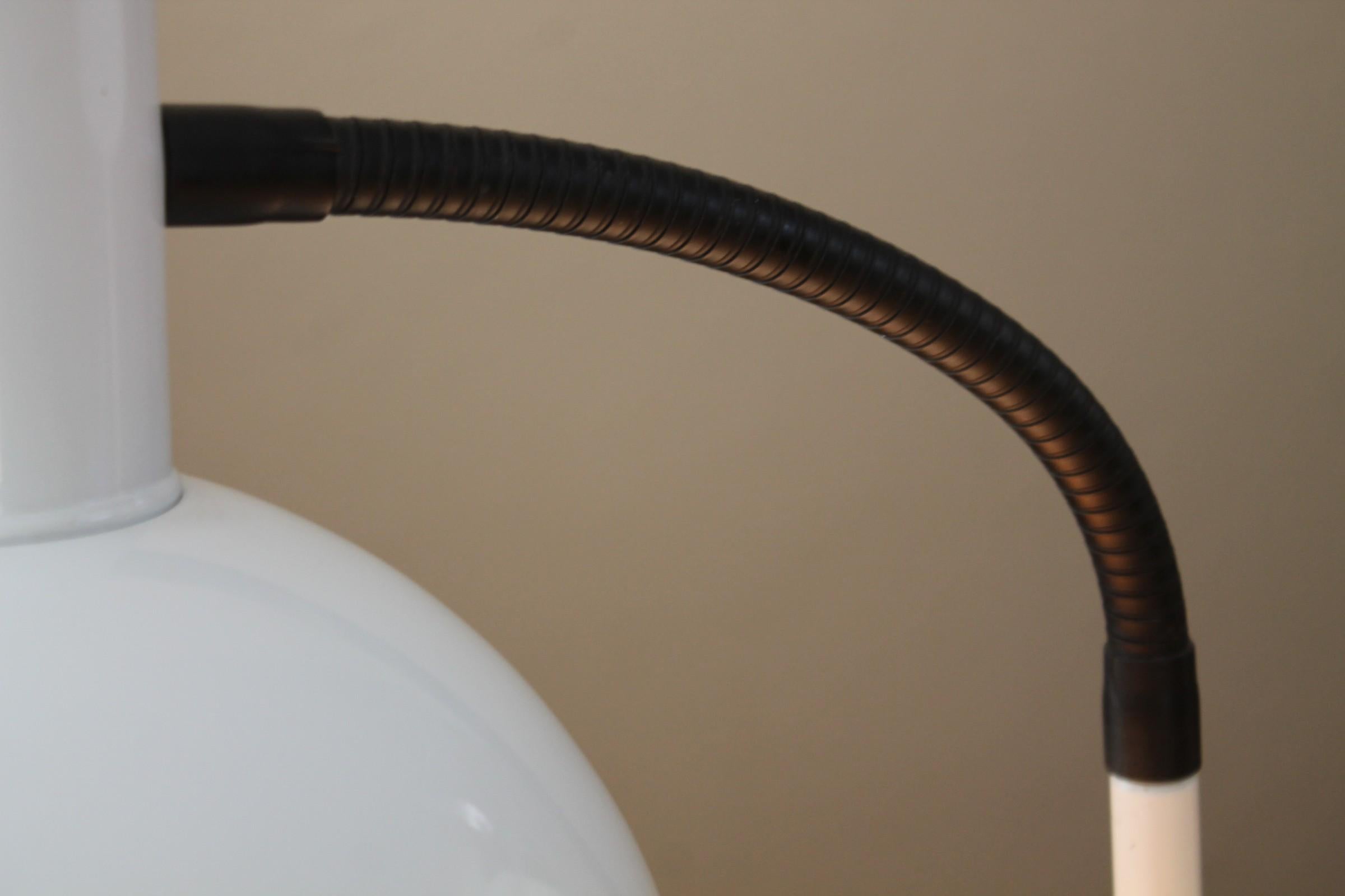 Minze! Weiße Sonneman-Schreibtischlampe mit beweglichem Schwanenhals, weiß, 1970, seltene Beleuchtung (Emailliert) im Angebot