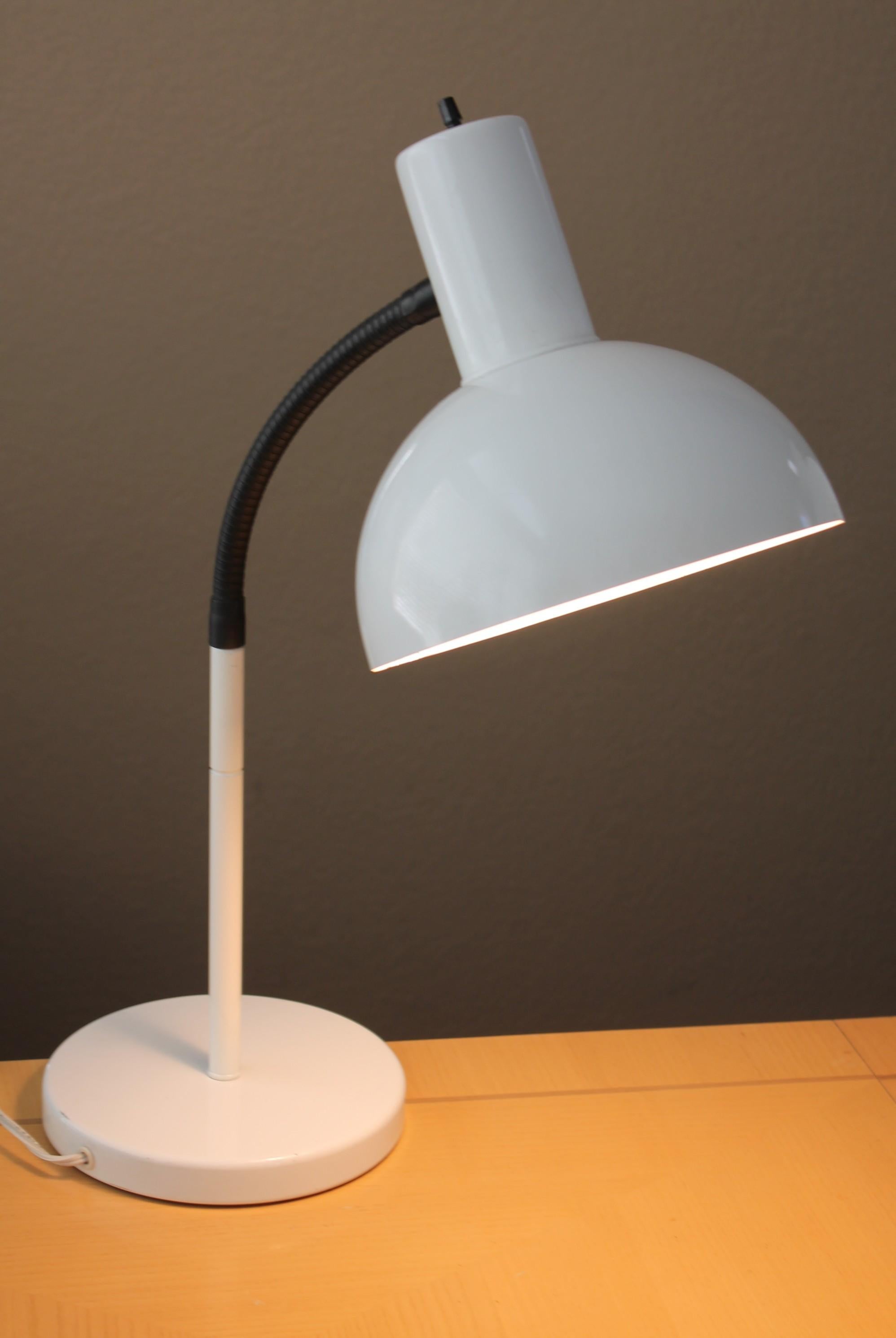 Minze! Weiße Sonneman-Schreibtischlampe mit beweglichem Schwanenhals, weiß, 1970, seltene Beleuchtung (20. Jahrhundert) im Angebot