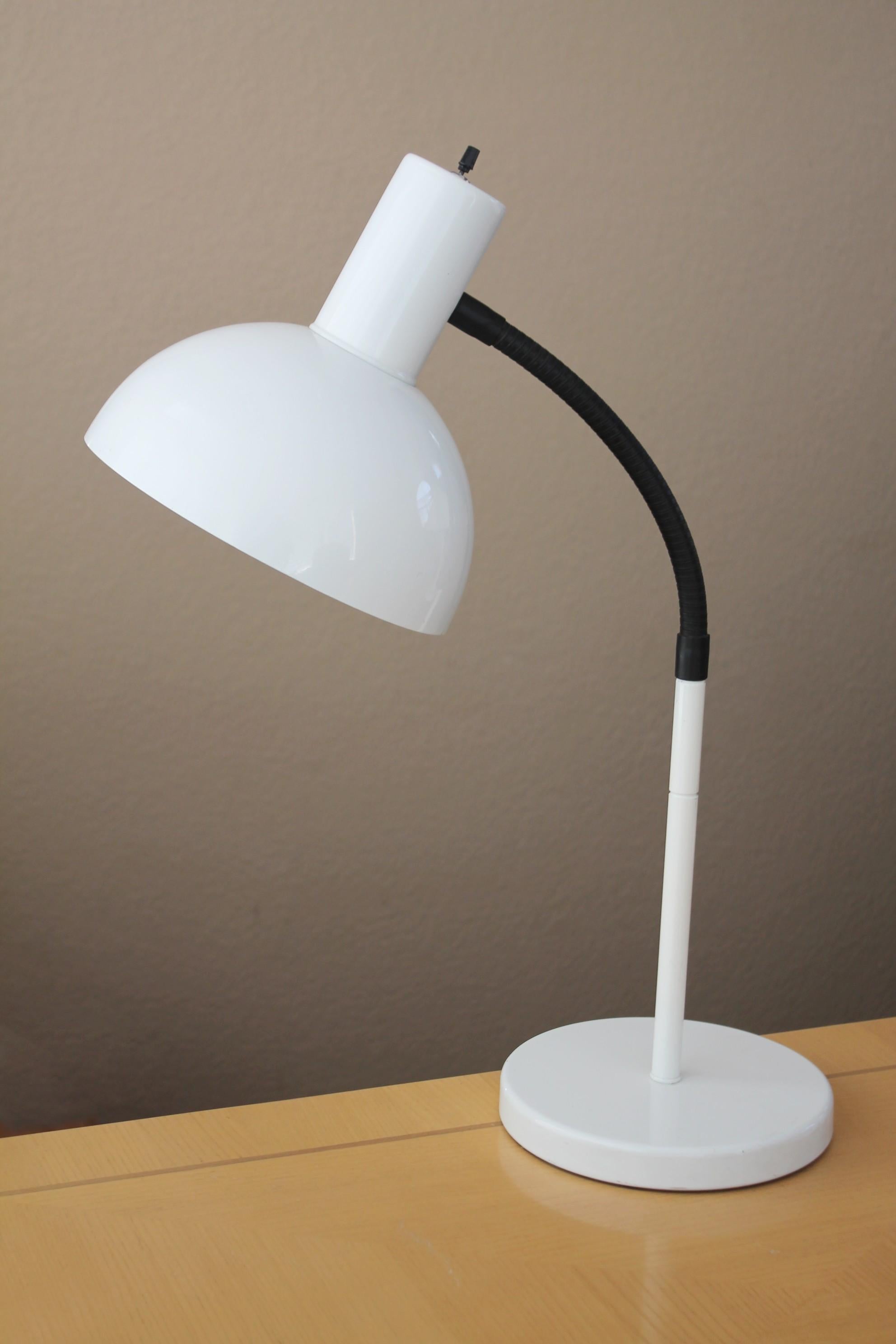 Minze! Weiße Sonneman-Schreibtischlampe mit beweglichem Schwanenhals, weiß, 1970, seltene Beleuchtung (Metall) im Angebot