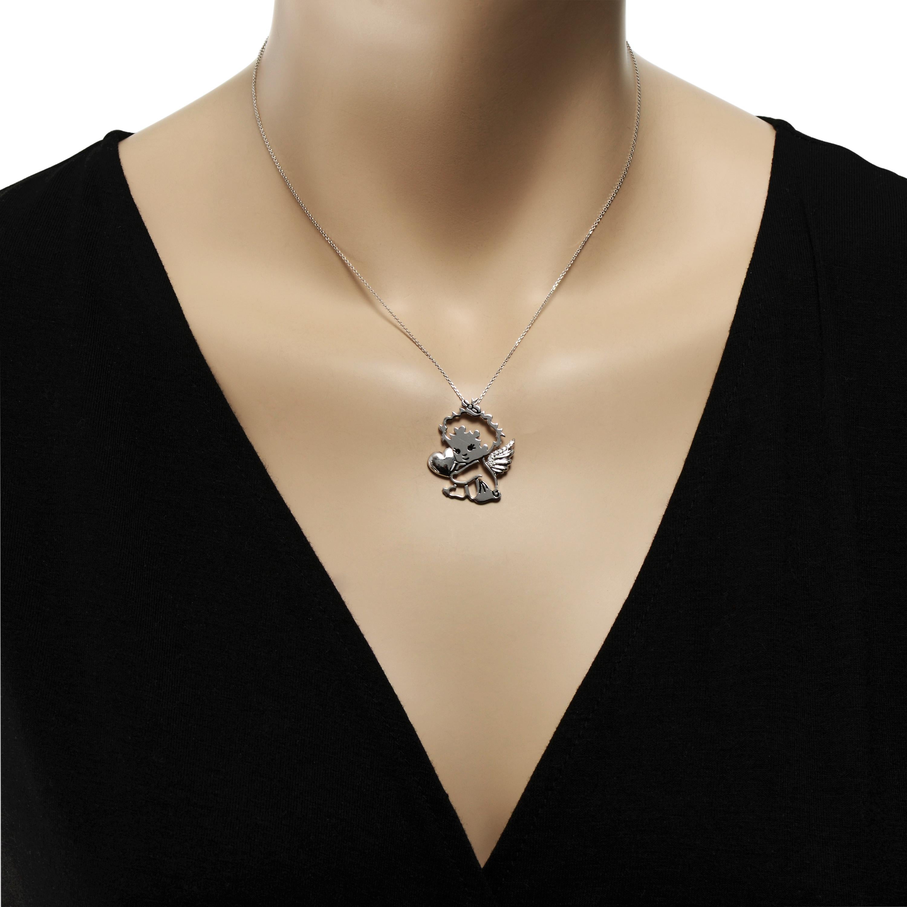 Dieser bezaubernde Minu-Anhänger aus 18 Karat Weißgold ist mit 0,07 Karat (tw.) Diamanten besetzt, die auf dem Flügel eines Engels glitzern, der ein poliertes Herz hält. Die Größe der Dekoration ist 0,75
