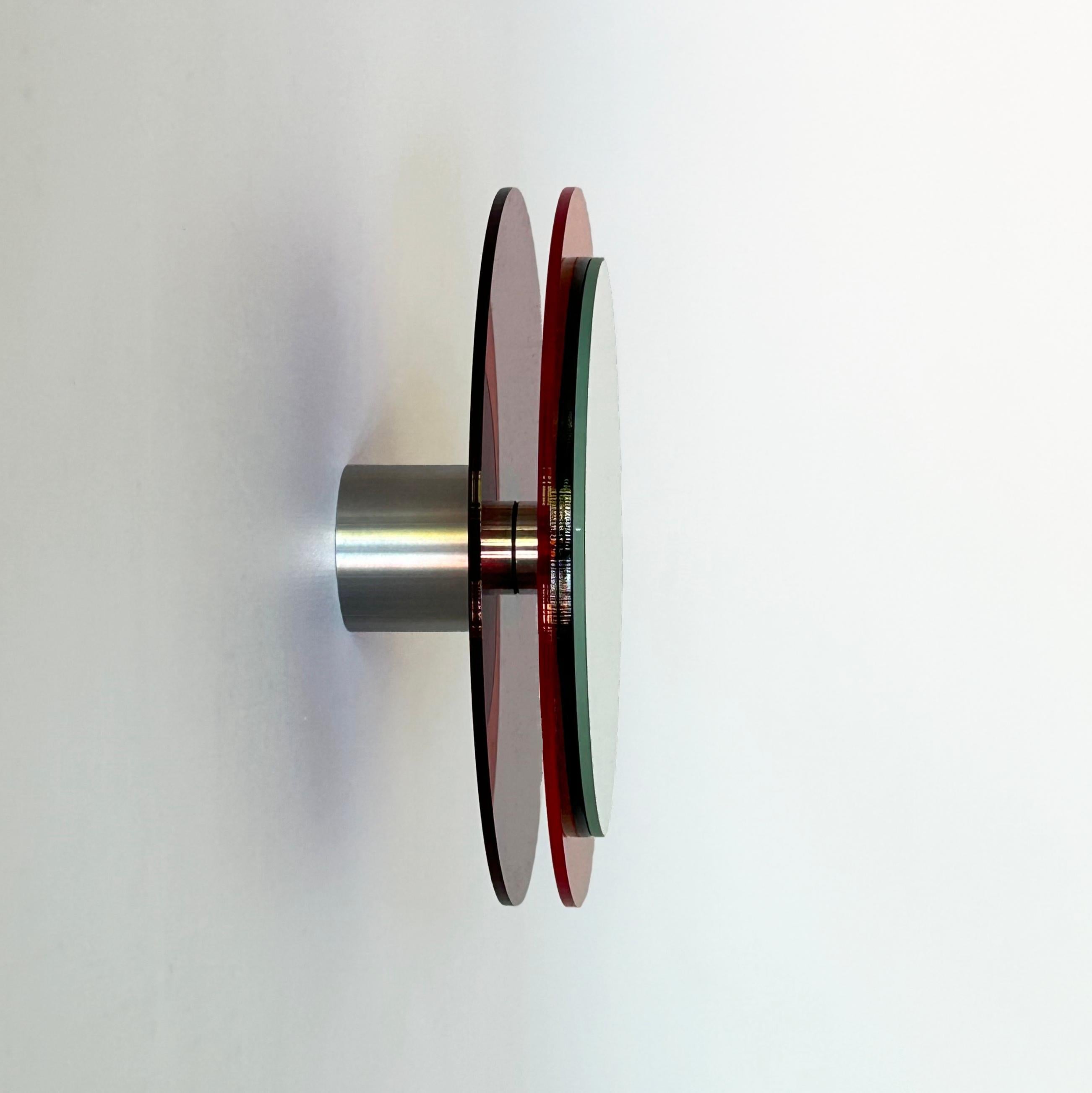Le forme ridotte creano affascinanti sculture da parete, un gioco di traslucidità, luce ambientale e colore.
Gli oggetti a specchio fluttuano davanti alla parete e creano affascinanti sculture piene di energia positiva attraverso il colore, la luce