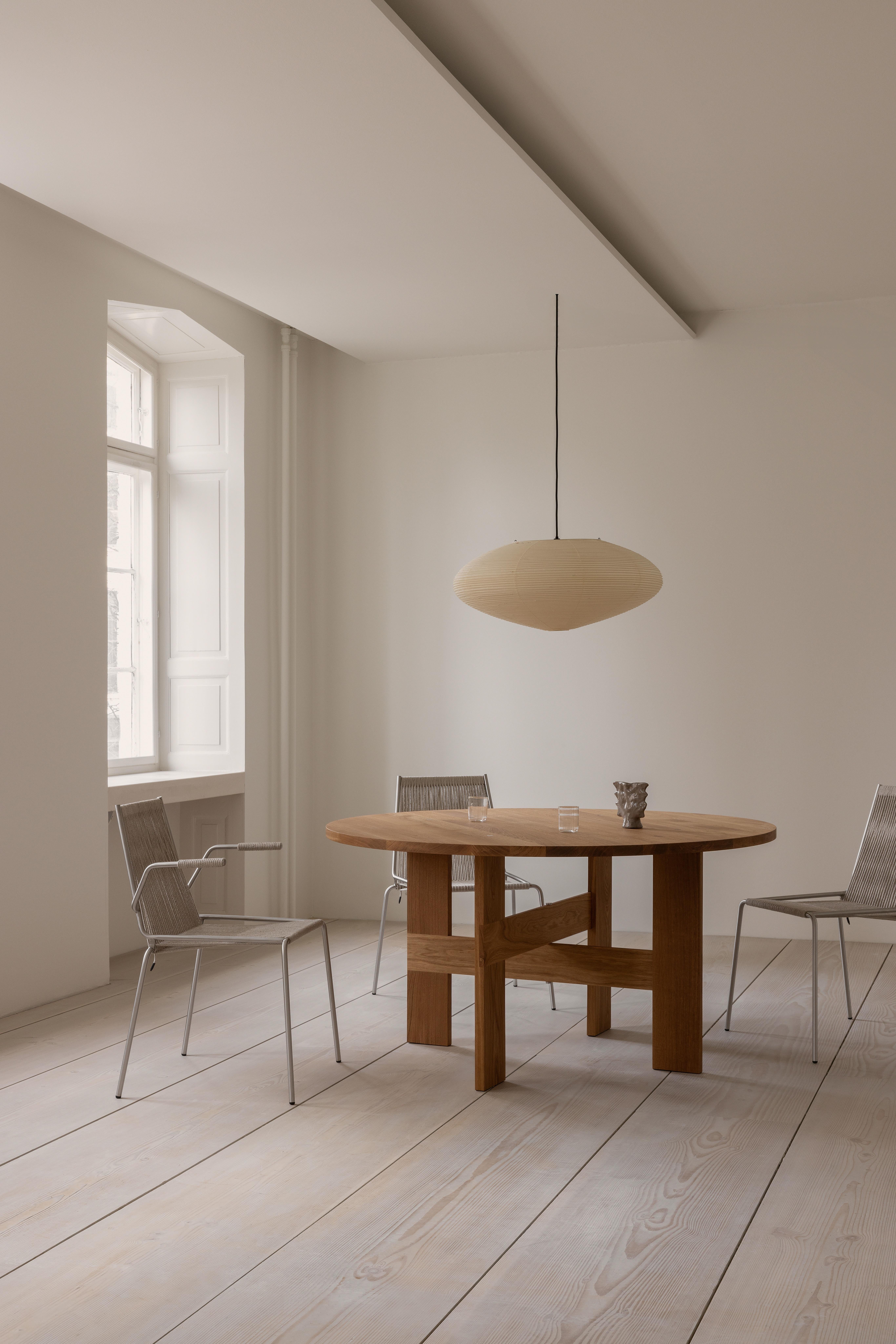 Table Mio de Thorup Copenhagen
Dimensions : D 140 x H 73 cm.
MATERIAL : Chêne huilé.

Disponible en chêne teinté ou en chêne huilé.
Disponible en D 120cm, D 140cm ou D 160cm. Veuillez nous contacter.

Thorup Copenhagen est un studio de design danois
