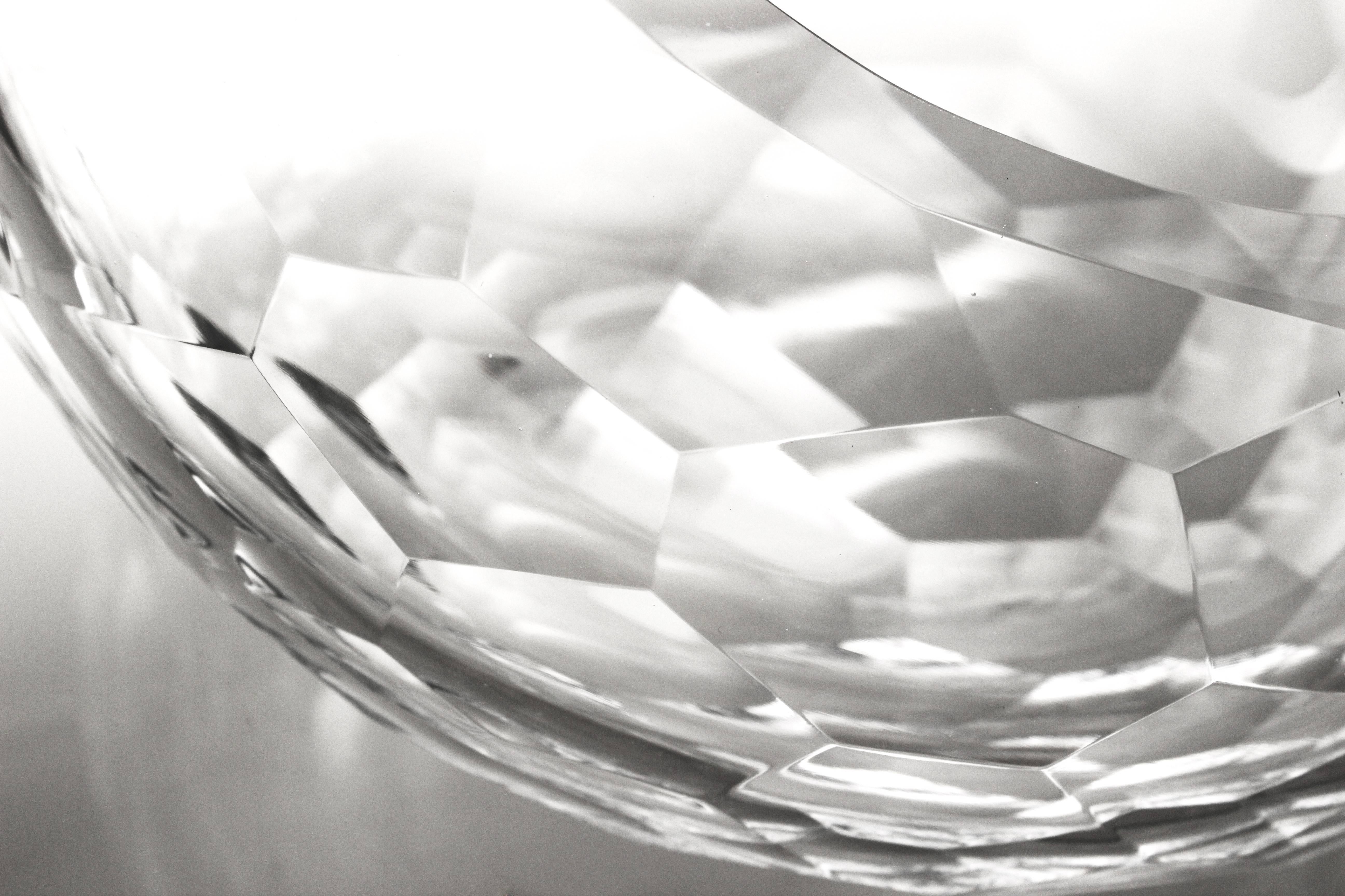 Diese Glasschale wurde in einem zeitgenössischen mexikanischen Design von Nouvelstudio hergestellt, einer künstlerischen Werkstatt, die sich dem Experimentieren und der Entwicklung von Glas verschrieben hat. Nach Fachleuten, die in der Lage sind,